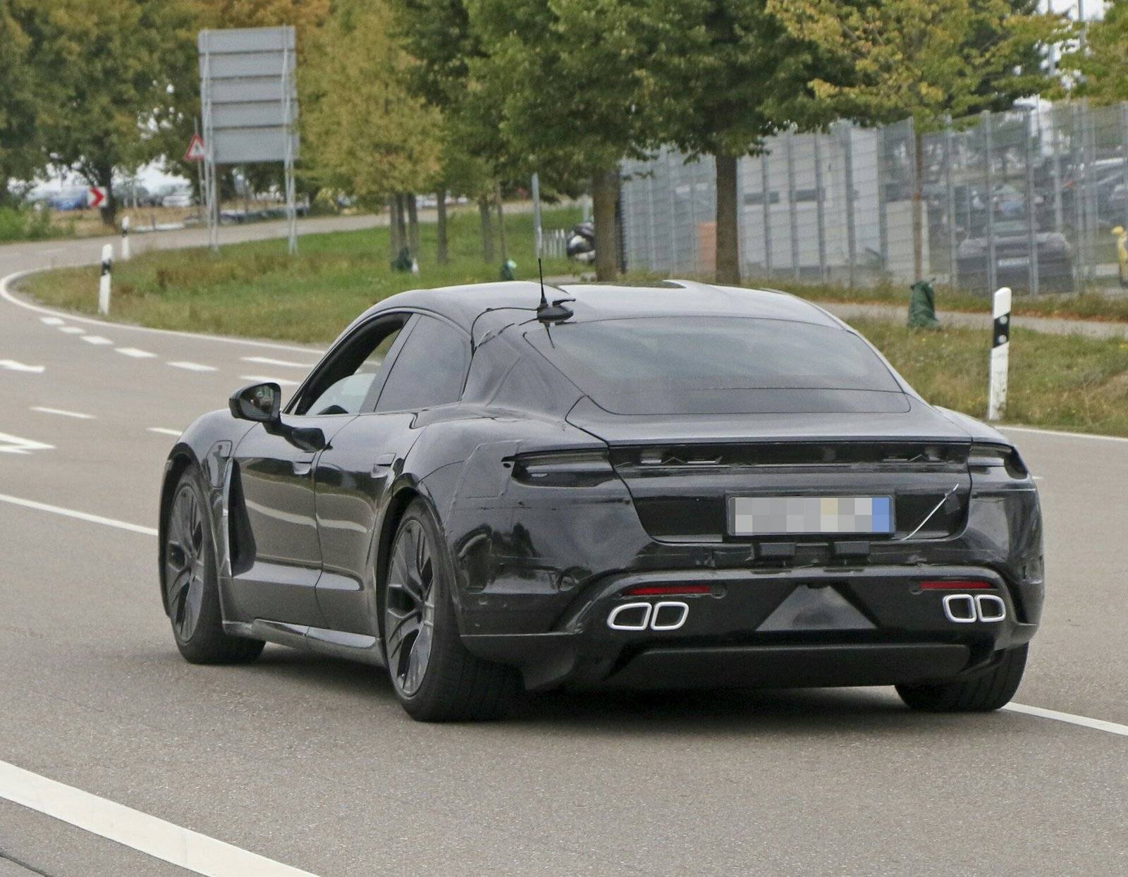 Porsche Taycan Porsche Taycan Sport Turismo Wagon Caught Winter Testing in Sweden 2019-02-15_22.11.30