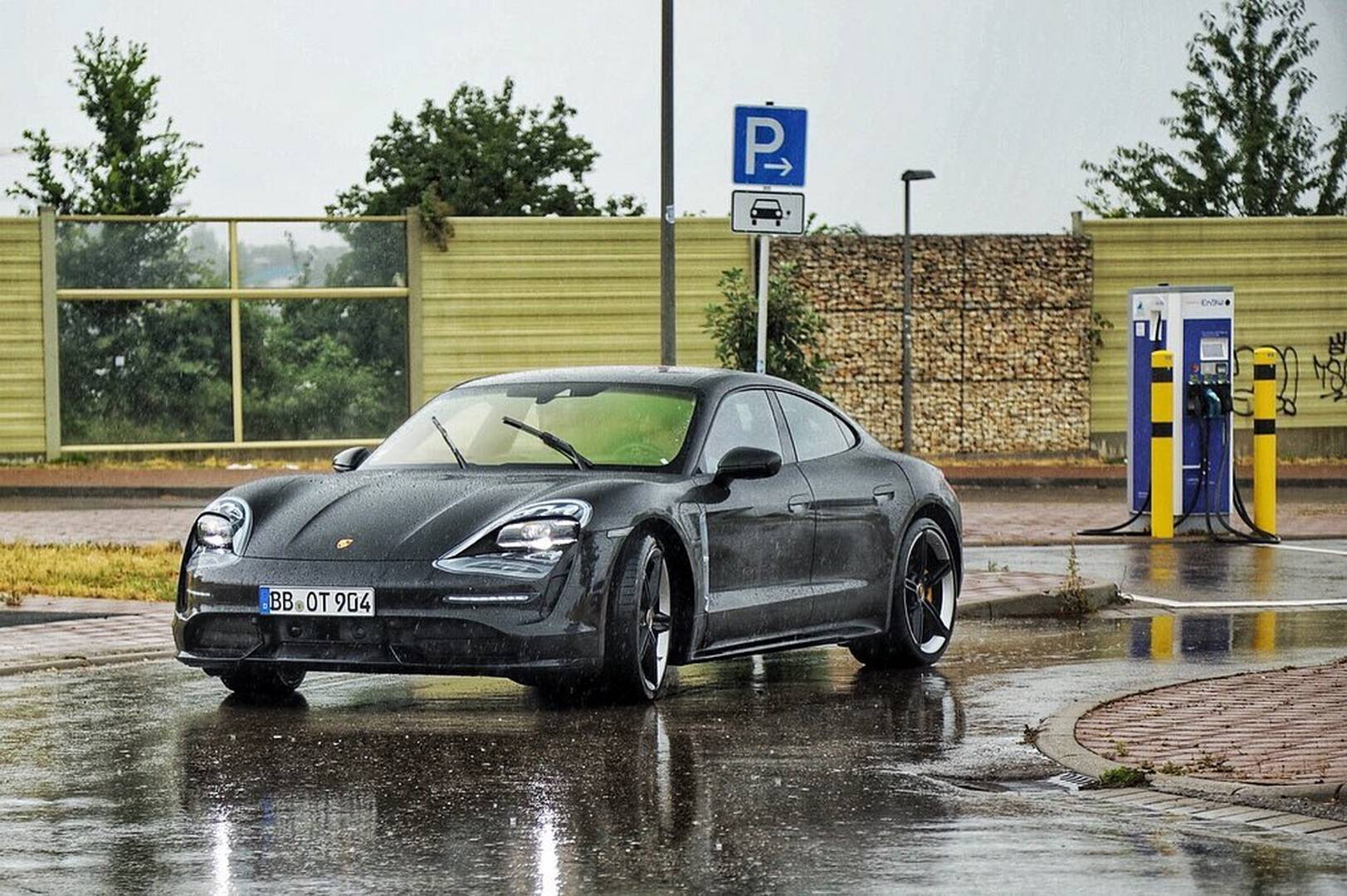 Porsche Taycan 2020 Porsche Taycan spy pics & videos 66654250_112506023380429_3480319650620170107_n