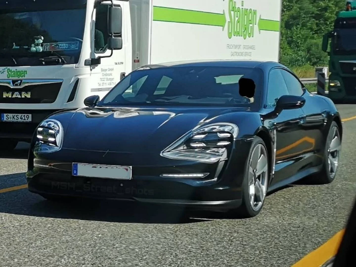 Porsche Taycan 2020 Porsche Taycan spy pics & videos 67485768_1933025243466011_3584198870747435792_n
