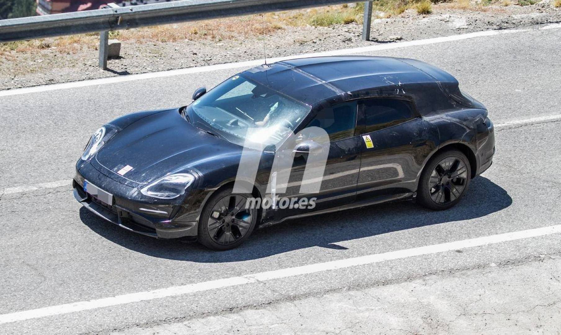 Porsche Taycan 2021 Cross Turismo Spy Pics. porsche-taycan-cross-turismo-fotos-espia-201959380-1563913264_2