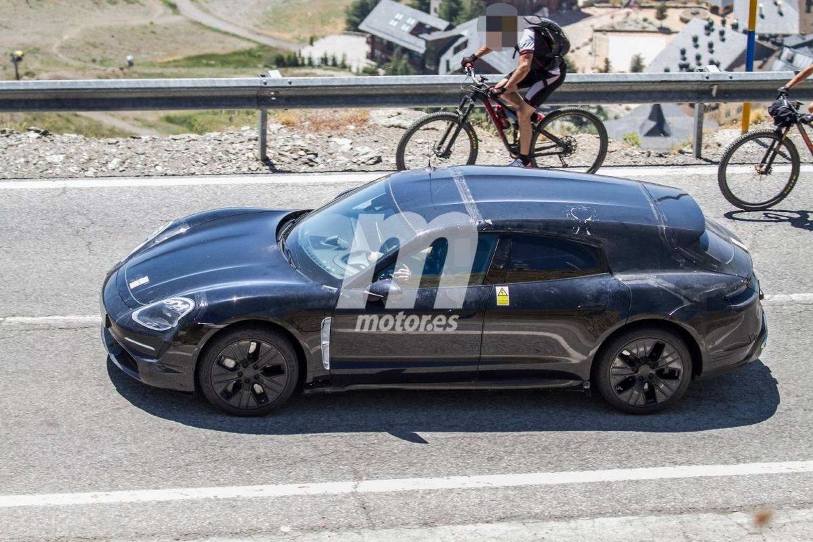 Porsche Taycan 2021 Cross Turismo Spy Pics. porsche-taycan-cross-turismo-fotos-espia-201959380-1563913267_3