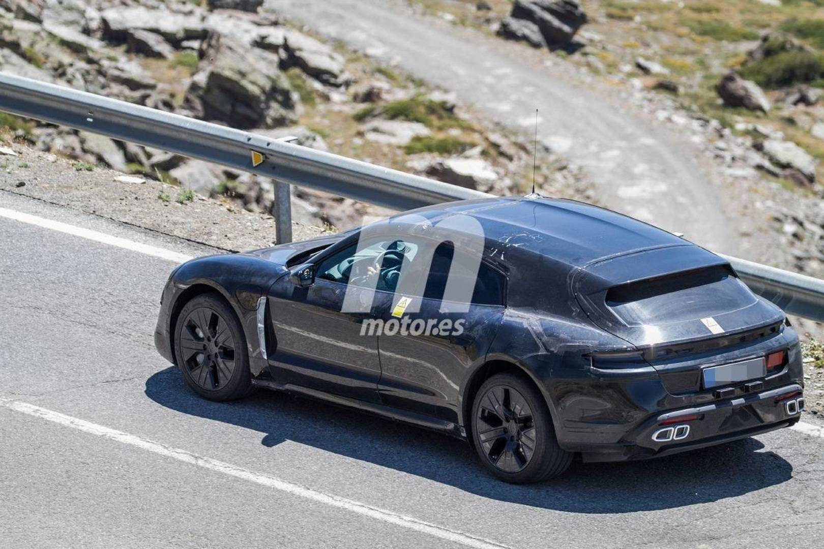 Porsche Taycan 2021 Cross Turismo Spy Pics. porsche-taycan-cross-turismo-fotos-espia-201959380-1563913282_7