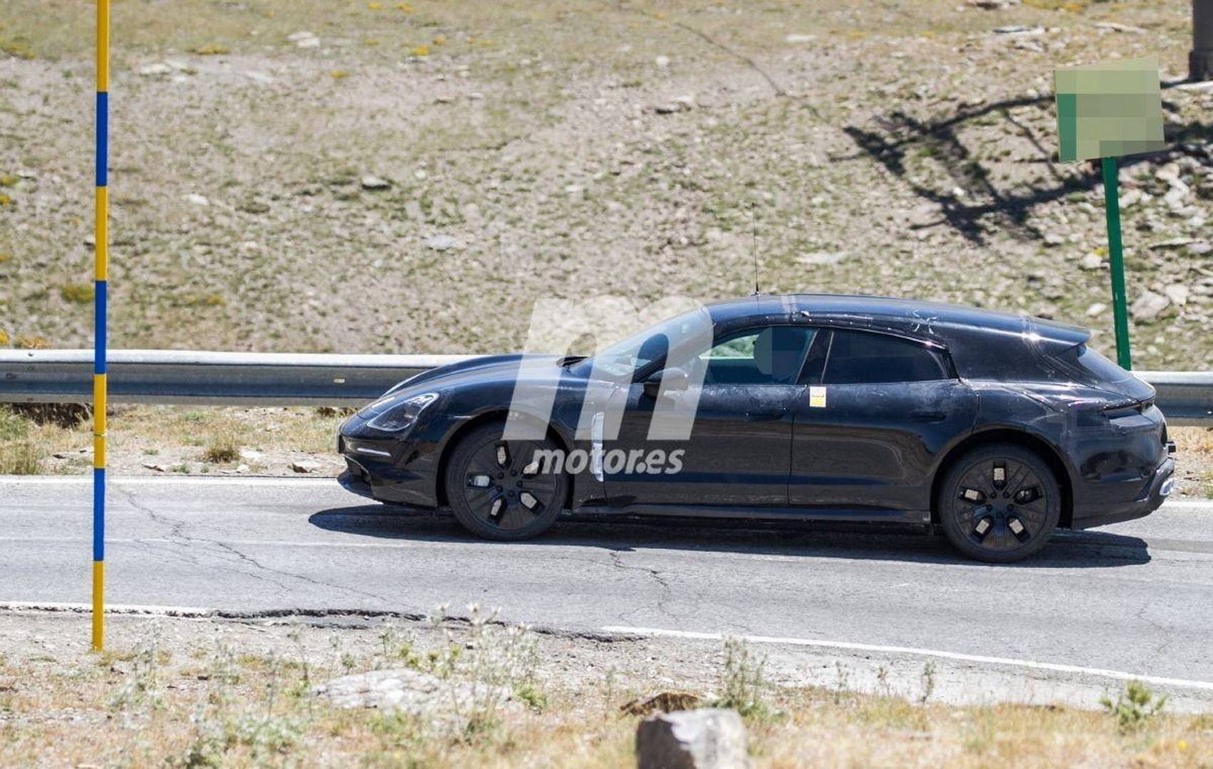 Porsche Taycan 2021 Cross Turismo Spy Pics. porsche-taycan-cross-turismo-fotos-espia-201959380-1563913300_13