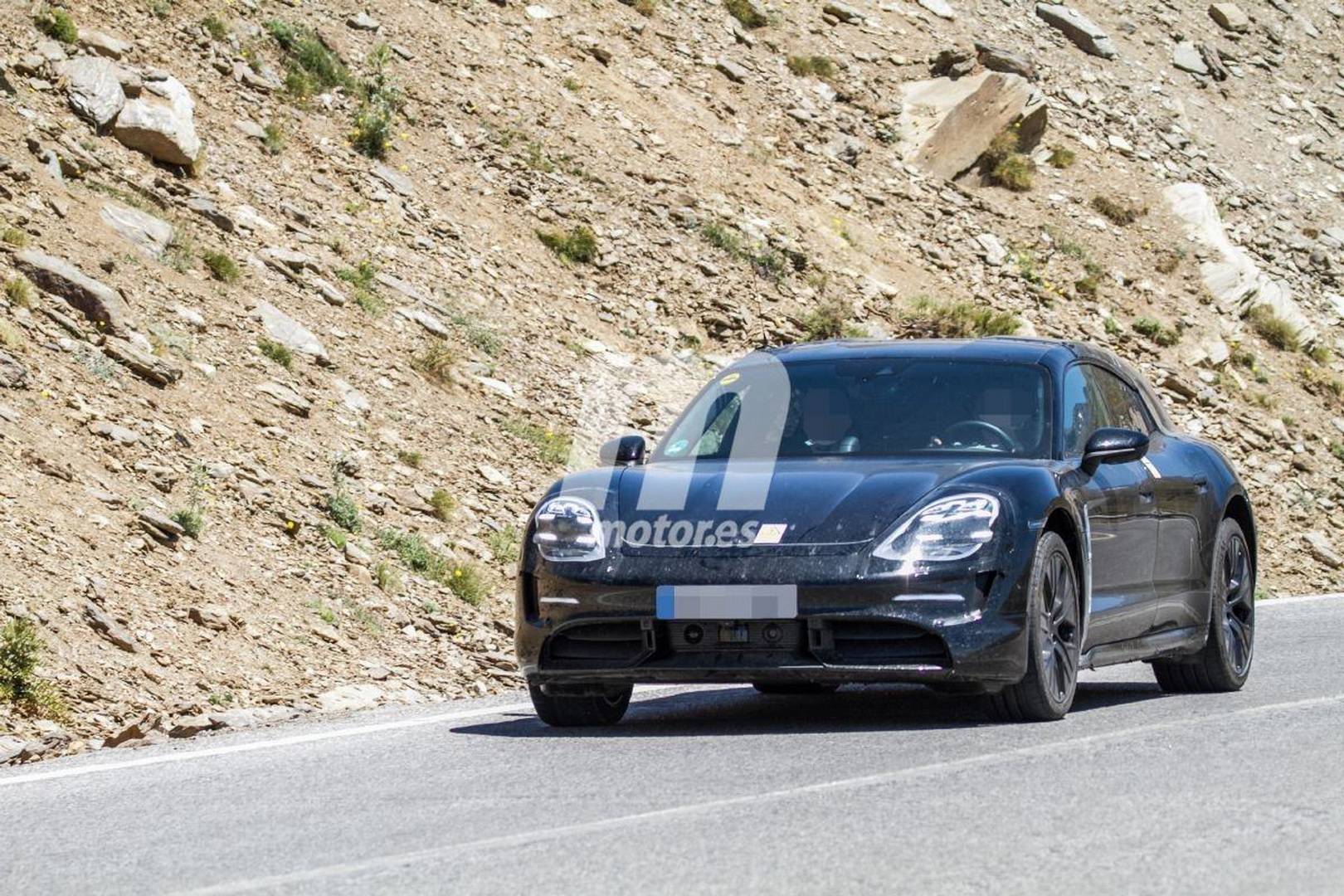 Porsche Taycan 2021 Cross Turismo Spy Pics. porsche-taycan-cross-turismo-fotos-espia-201959380-1563913306_14