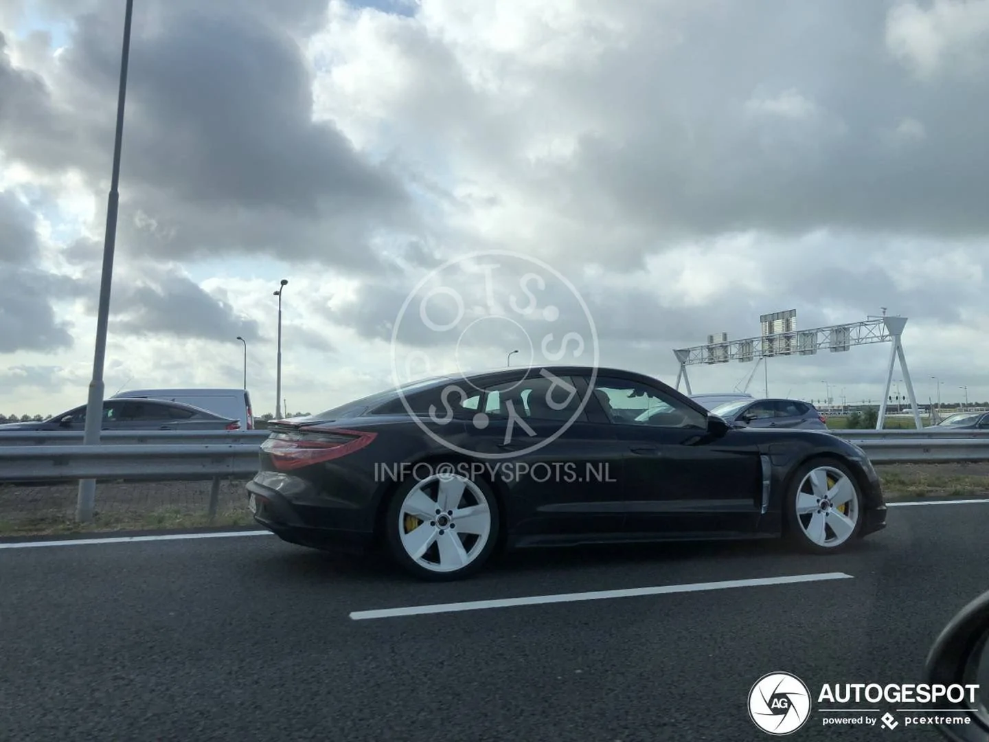 Porsche Taycan 2020 Porsche Taycan spy pics & videos porsche-taycan-mule-c576007082019133057_1