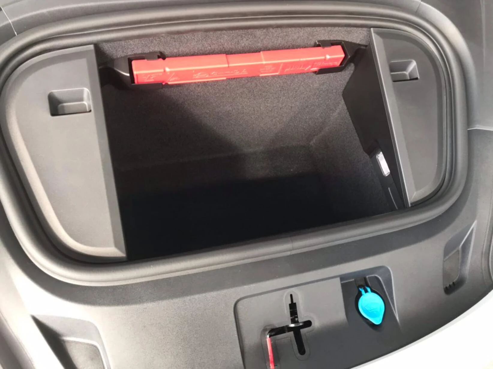 Porsche Taycan Rear trunk, frunk and charging cable Porsche Taycan Frunk 1