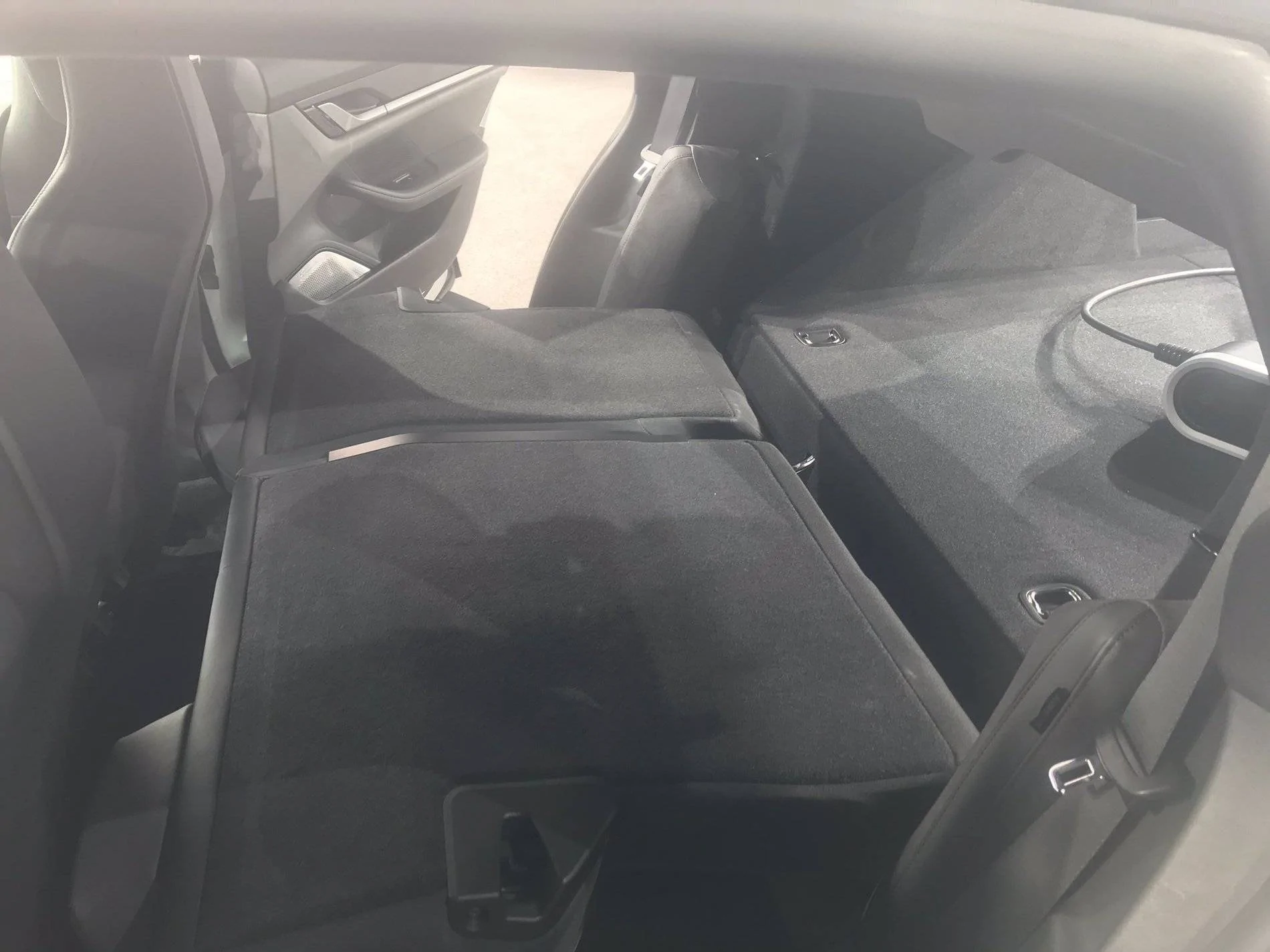 Porsche Taycan Taycan folding rear seats (folded down) Porsche Taycan Rear Seats Folded Down 2
