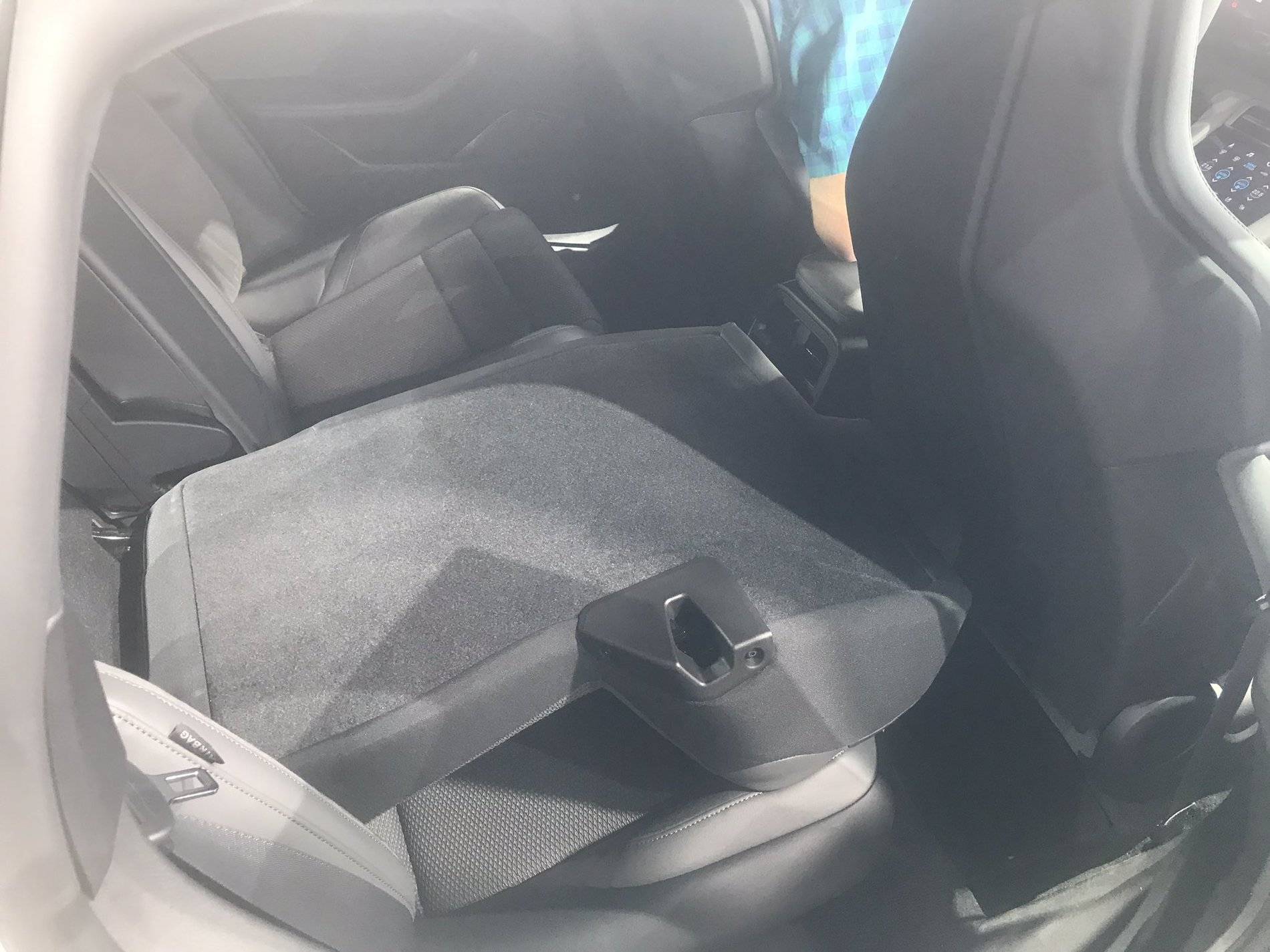 Porsche Taycan Taycan folding rear seats (folded down) Porsche Taycan Rear Seats Folded Down 1