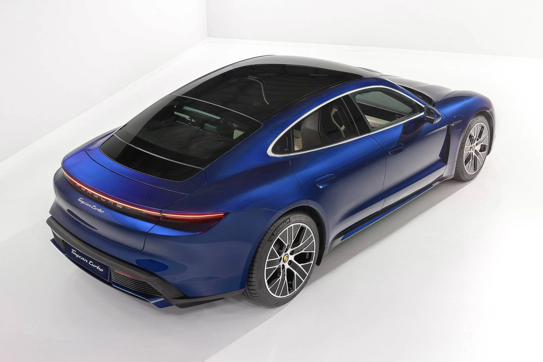 Porsche Taycan GENTIAN BLUE Taycan Club 02_7 (1)