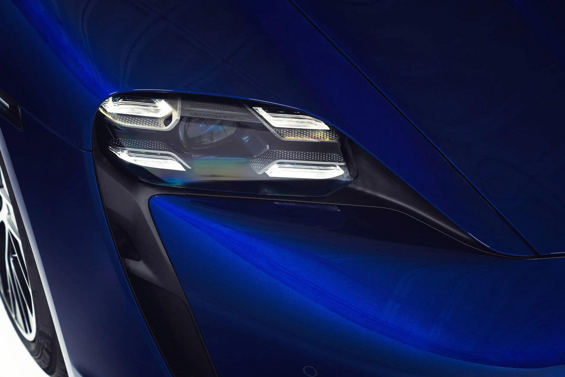 Porsche Taycan GENTIAN BLUE Taycan Club 18_1
