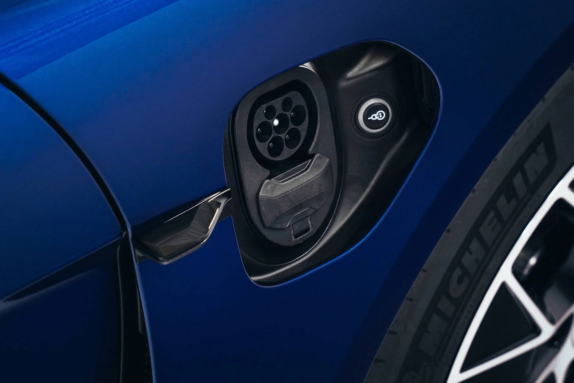 Porsche Taycan GENTIAN BLUE Taycan Club 23_1
