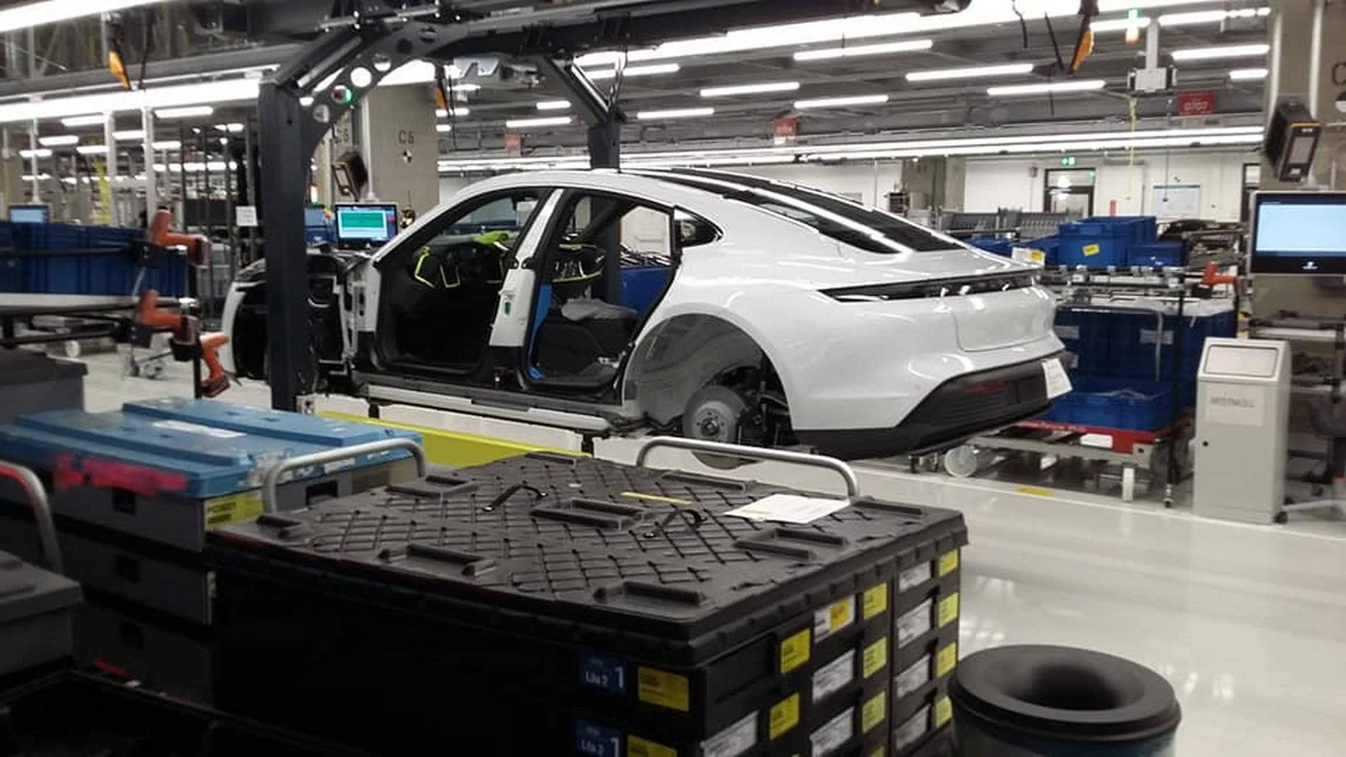 Porsche Taycan Official: Tayan Production will begin on time - September 9 70312294_1233229643522919_2058491676518776832_n