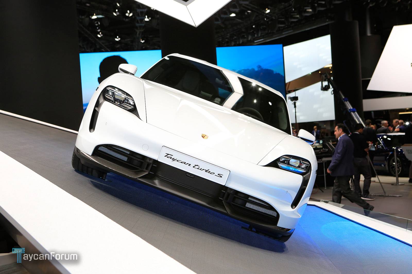 Porsche Taycan CARRARA WHITE Taycan Club Taycan-Frankfurt-25437_-