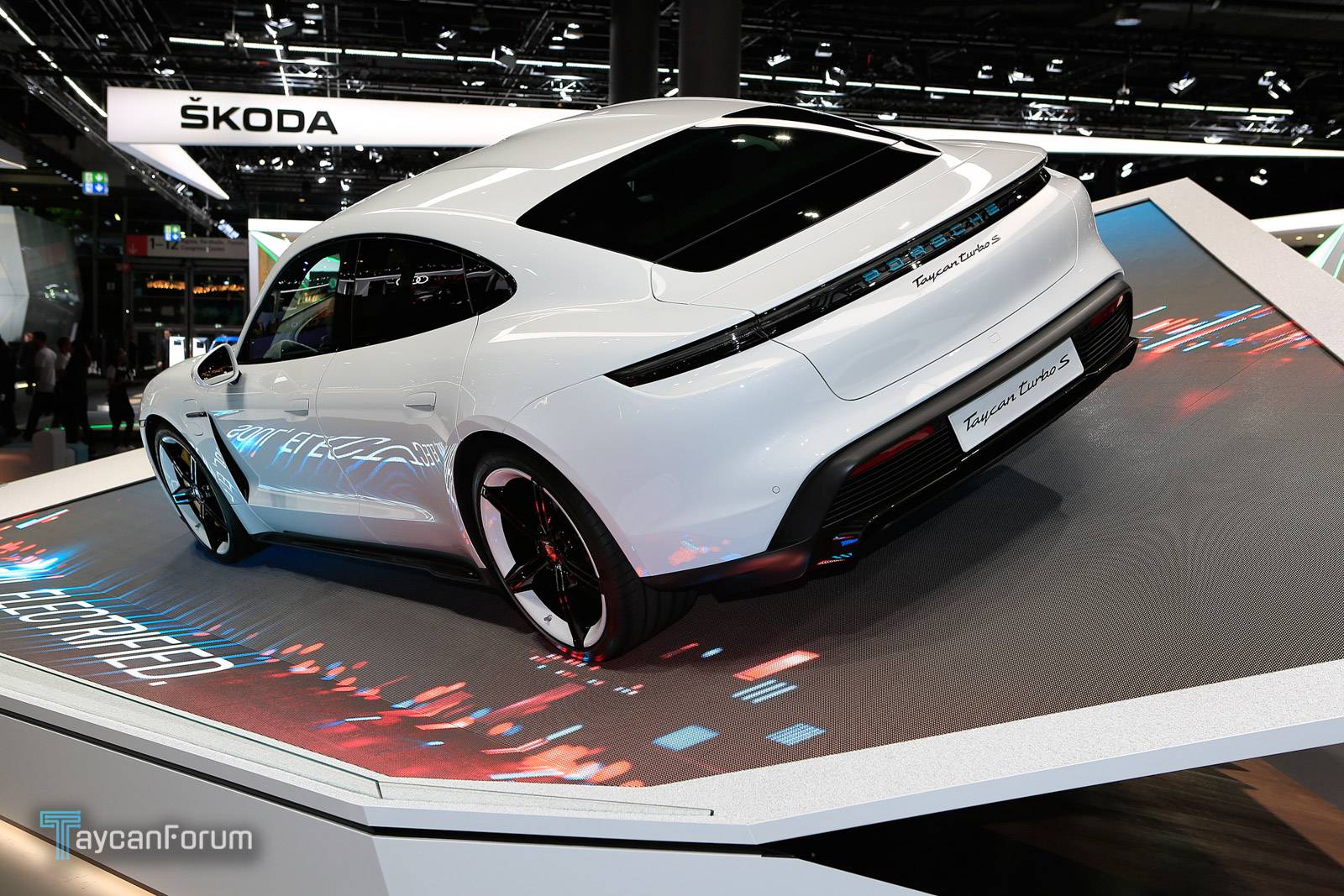 Porsche Taycan CARRARA WHITE Taycan Club Taycan-Frankfurt-25442_-