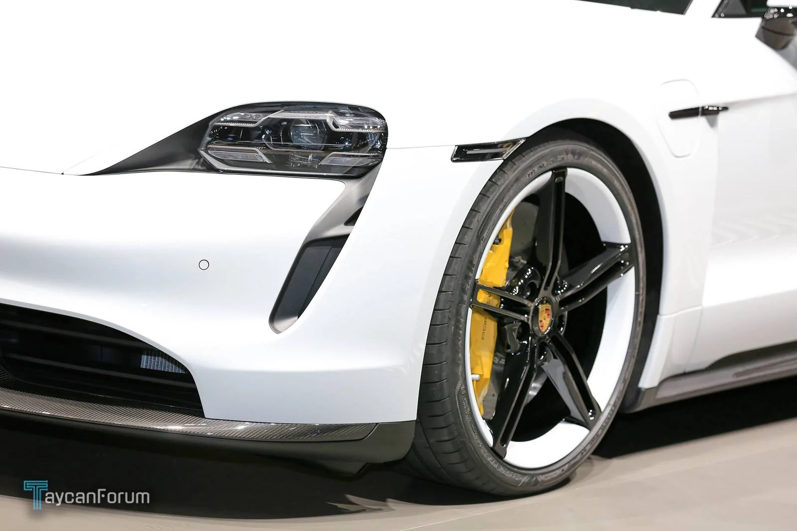 Porsche Taycan CARRARA WHITE Taycan Club Taycan-Frankfurt-25453_-