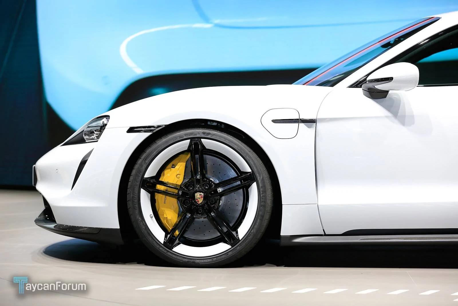 Porsche Taycan CARRARA WHITE Taycan Club Taycan-Frankfurt-25454_-