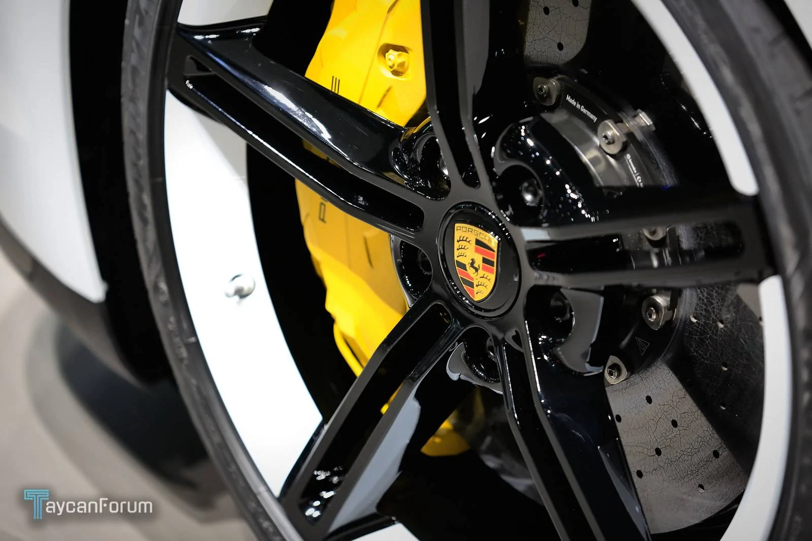Porsche Taycan CARRARA WHITE Taycan Club Taycan-Frankfurt-25455_-