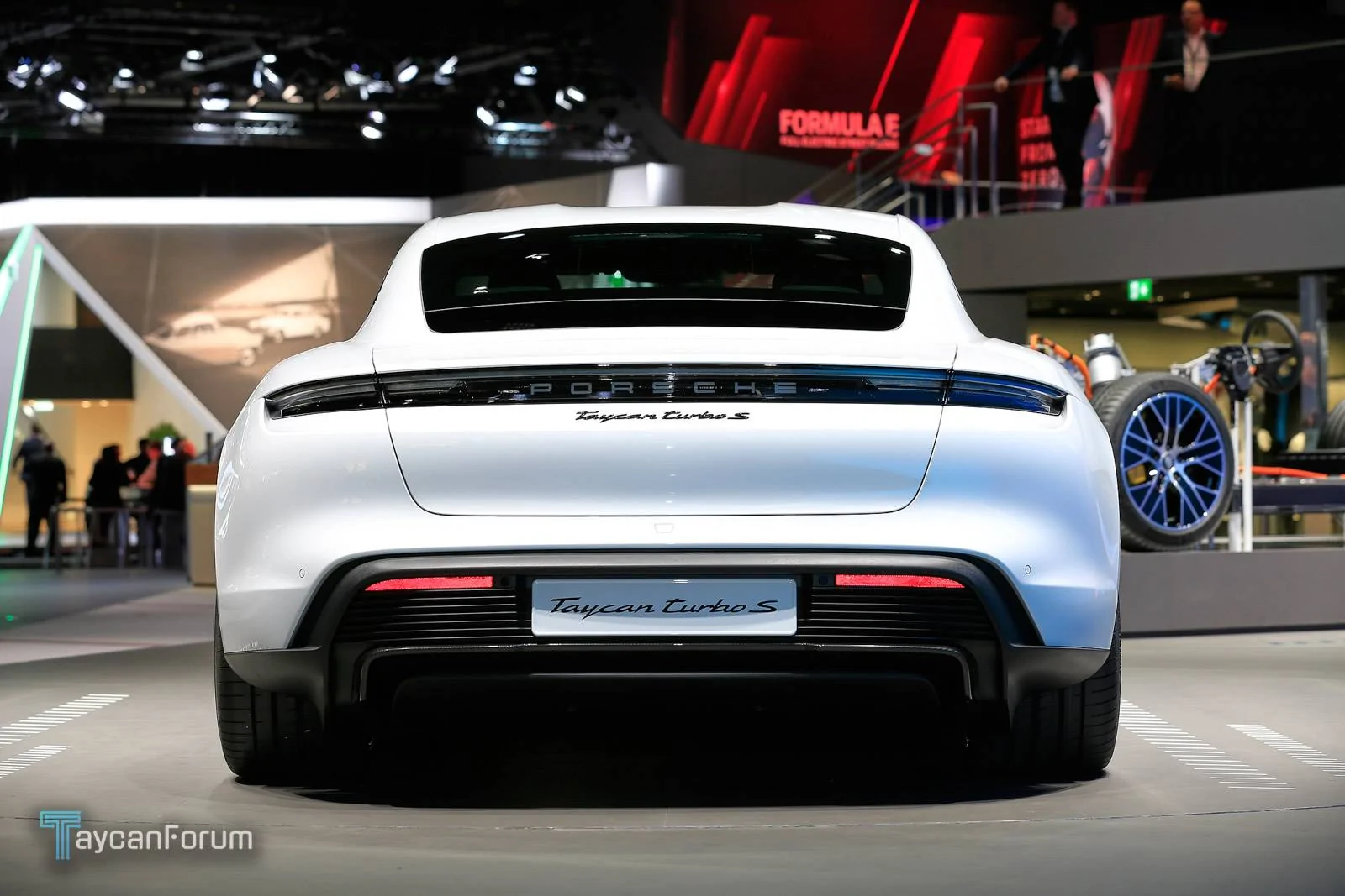 Porsche Taycan CARRARA WHITE Taycan Club Taycan-Frankfurt-25457_-