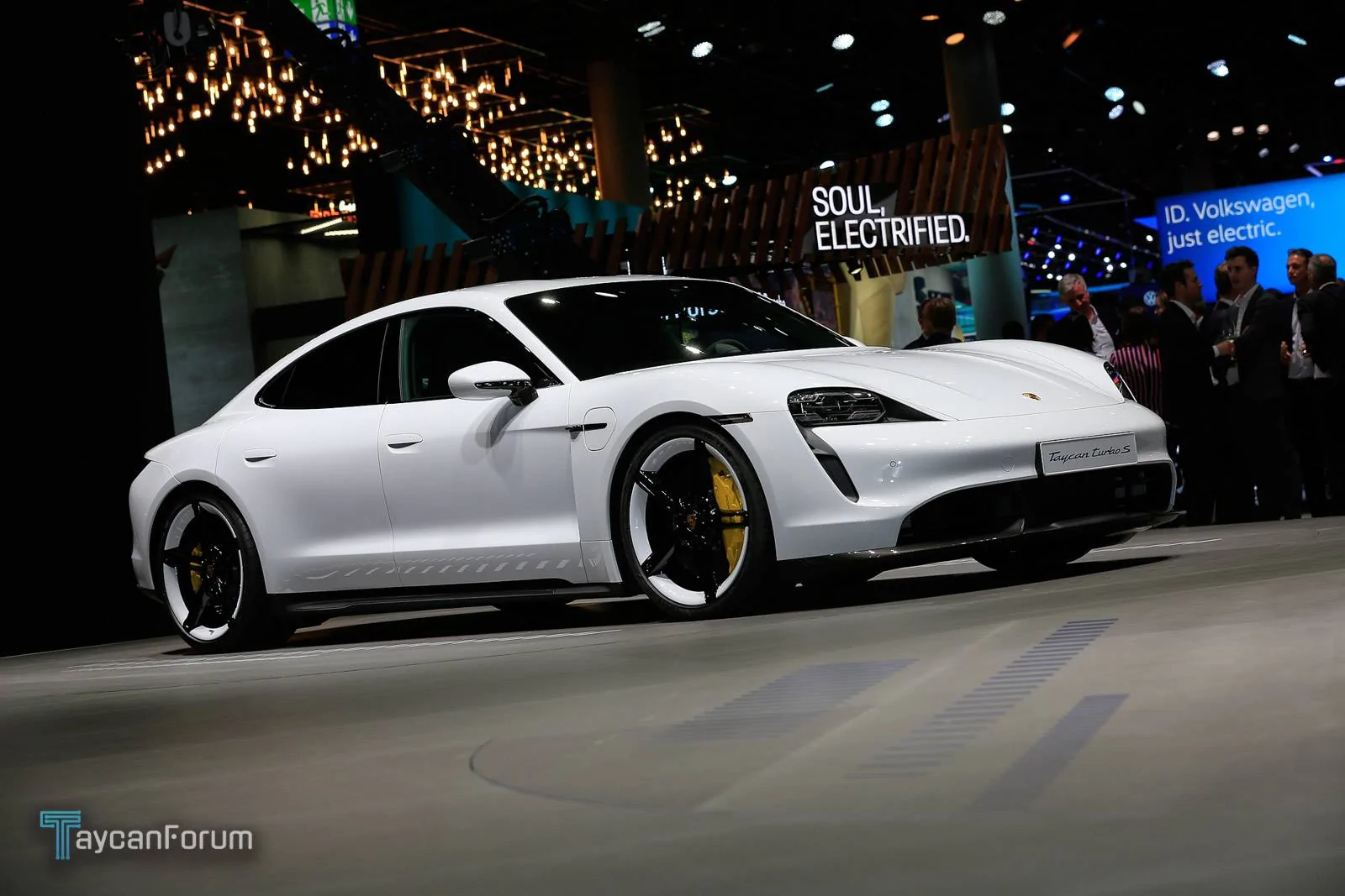 Porsche Taycan CARRARA WHITE Taycan Club Taycan-Frankfurt-25459_-