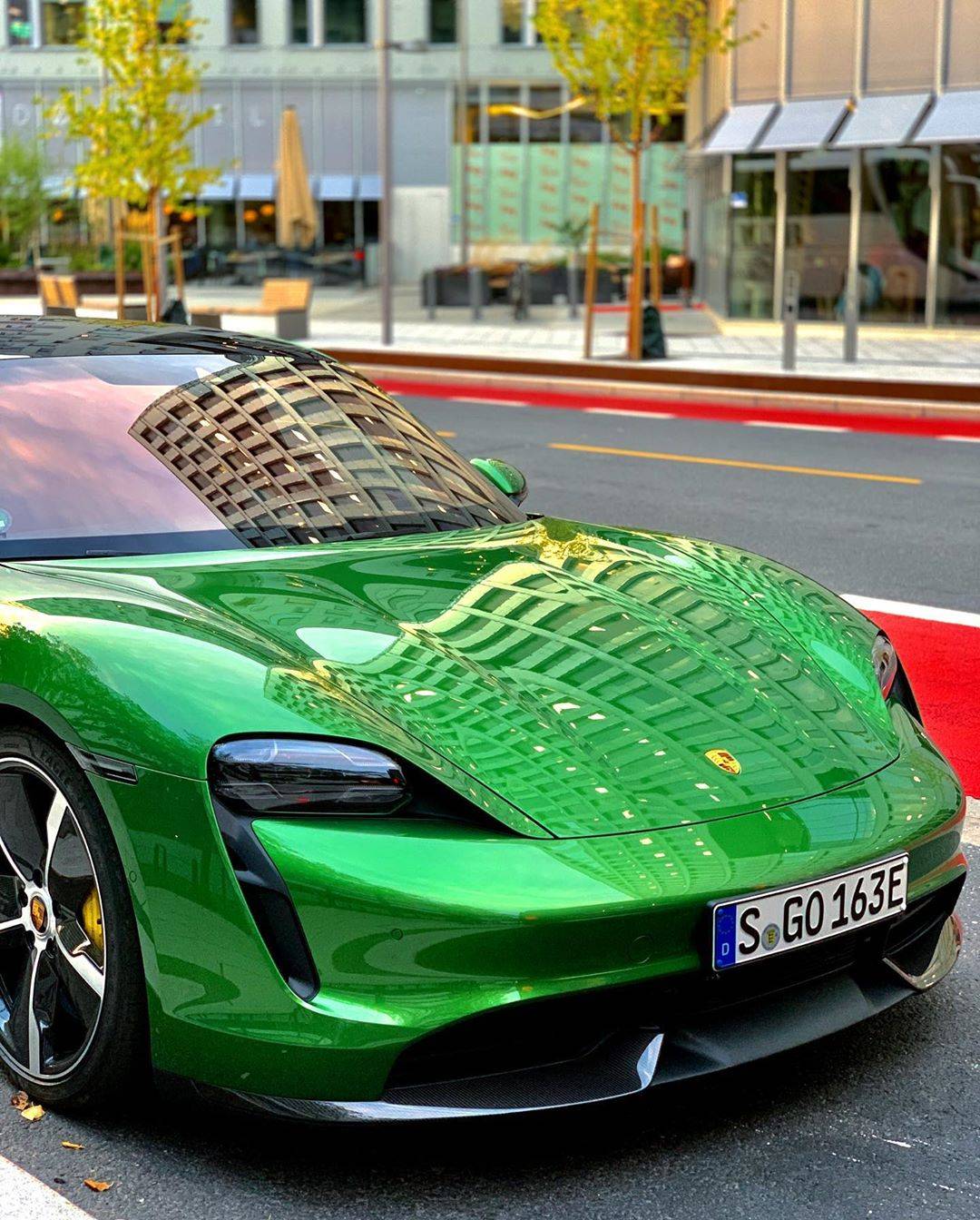 Mama Green Taycan 2.jpg