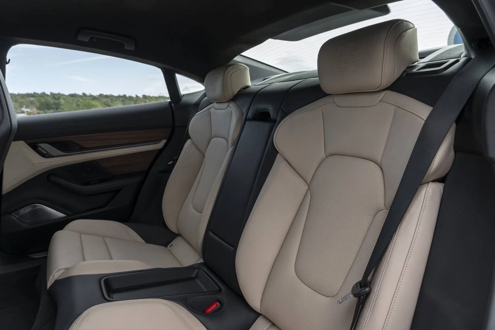 Porsche Taycan Images of back seats? S19_4533_fin