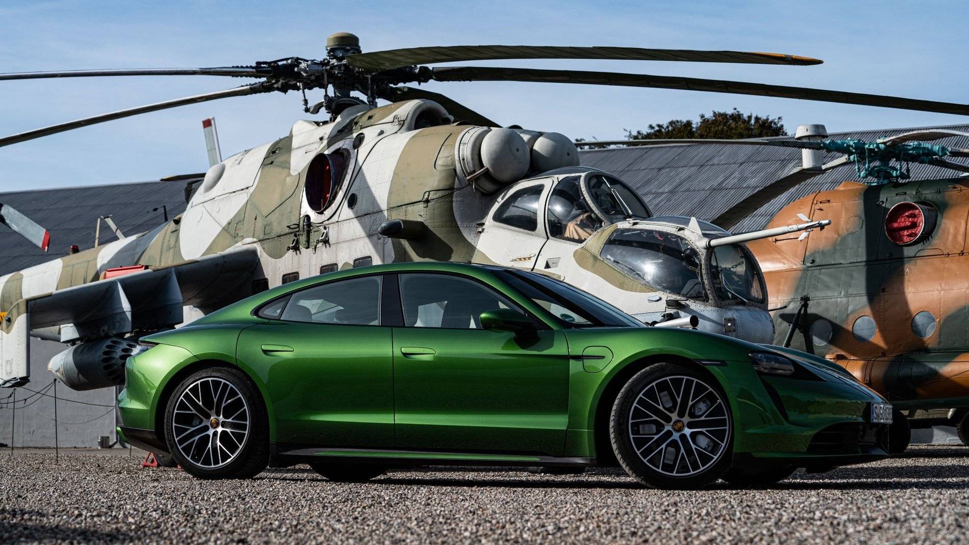 Porsche Taycan MAMBA GREEN Taycan Club Mama Green Porsche Taycan1