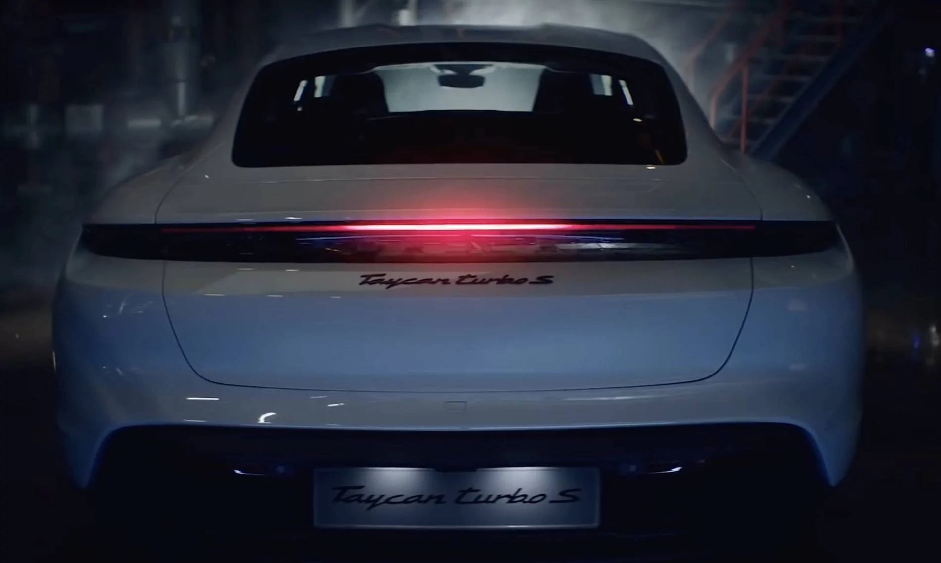 Porsche Taycan Is the animation taillight is optional ? ozV7qz1