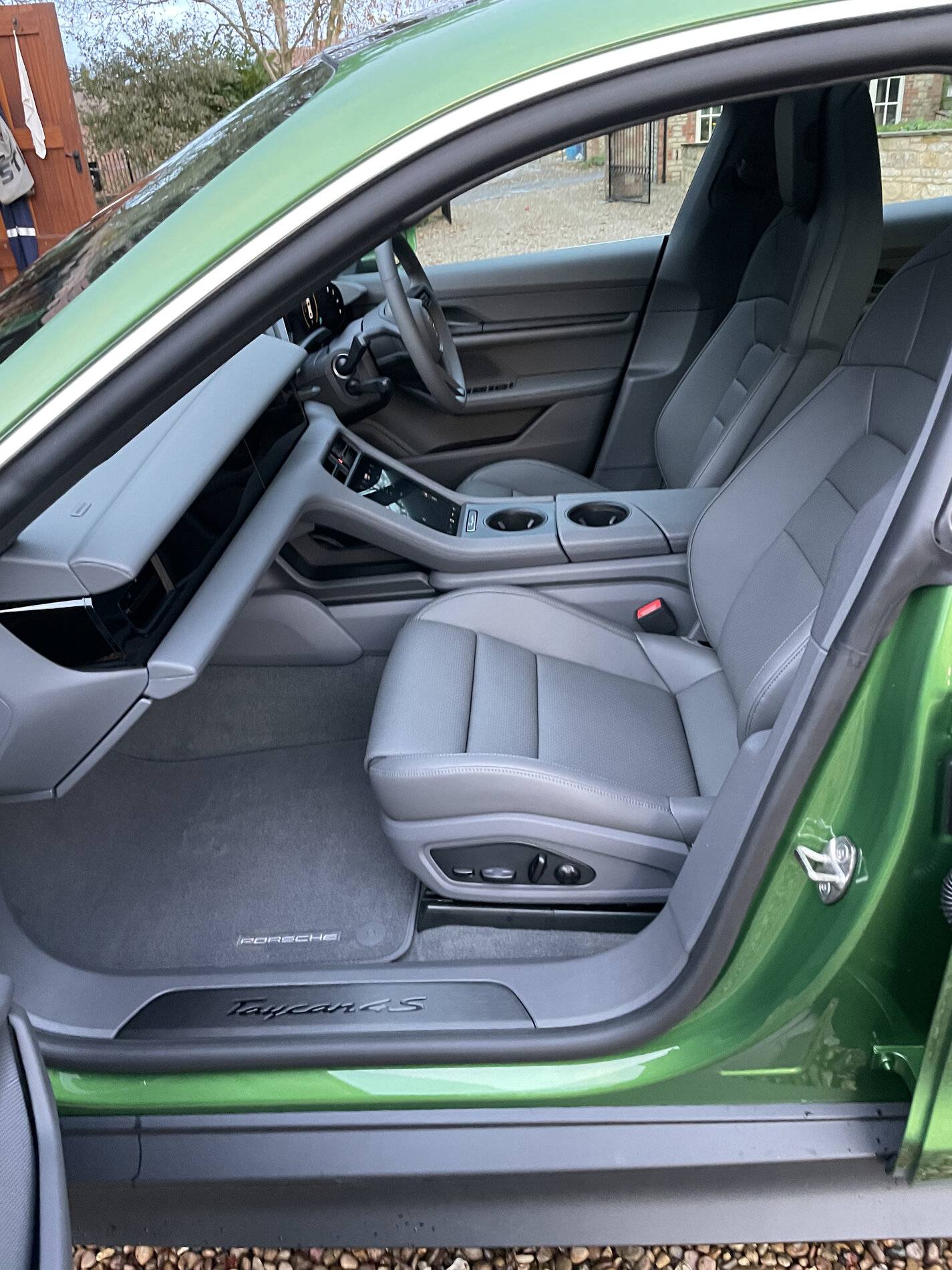 Porsche Taycan MAMBA GREEN Taycan Club 9CE85378-CA03-4515-9E51-E8EB8C723BC1