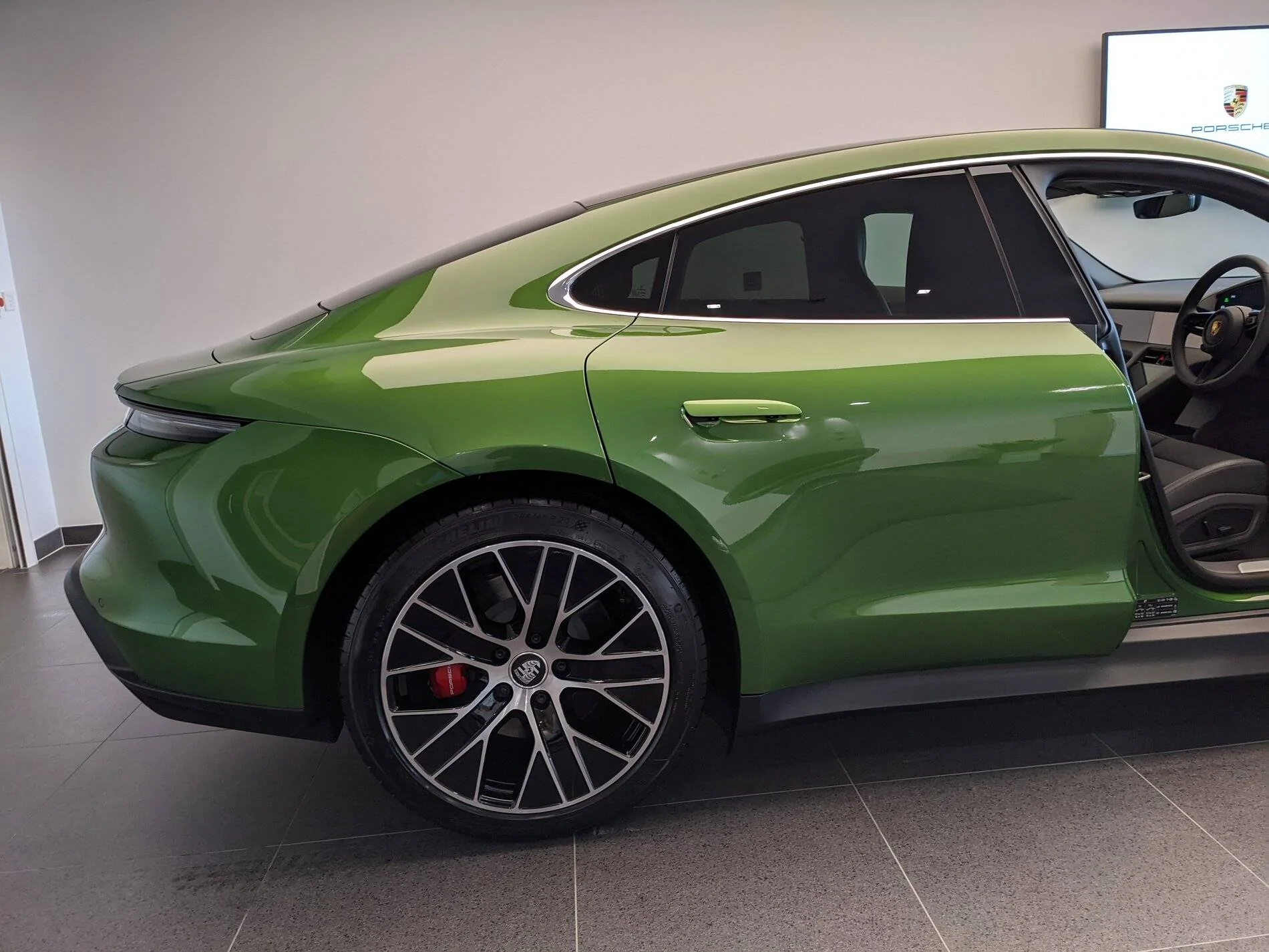 Porsche Taycan MAMBA GREEN Taycan Club PXL_20201113_151146627.MP