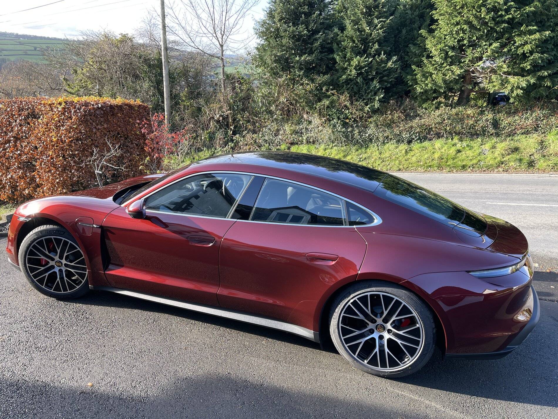 Porsche Taycan CHERRY METALLIC Taycan Club 7A1D6A23-1063-4774-BBB2-D3D73E357566