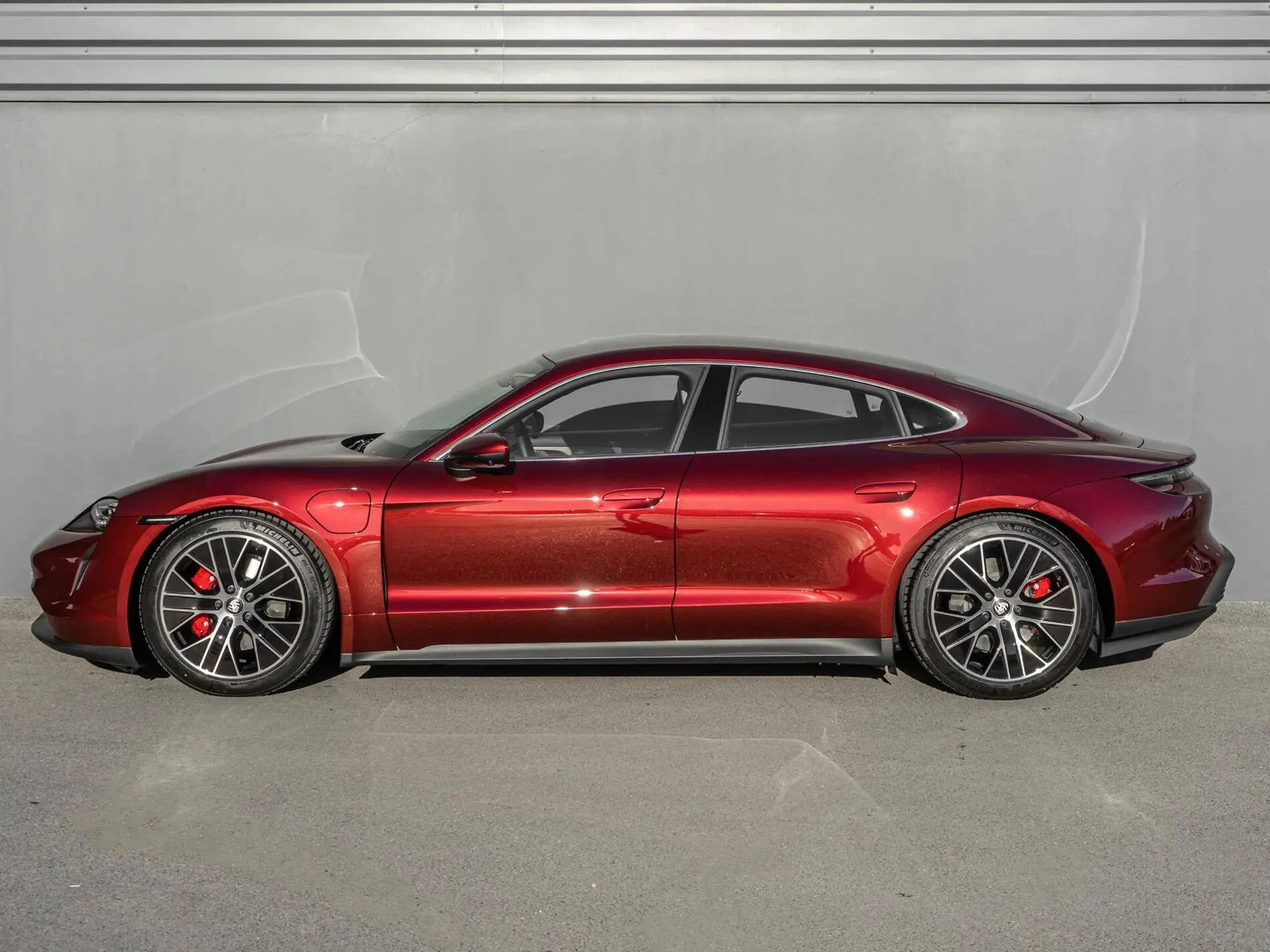 Porsche Taycan CHERRY METALLIC Taycan Club 1920x1440 (3)