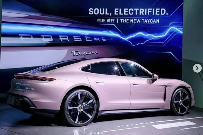 Porsche Taycan FROZEN BERRY METALLIC Taycan Club Frozen Berry Metallic Taycan 4