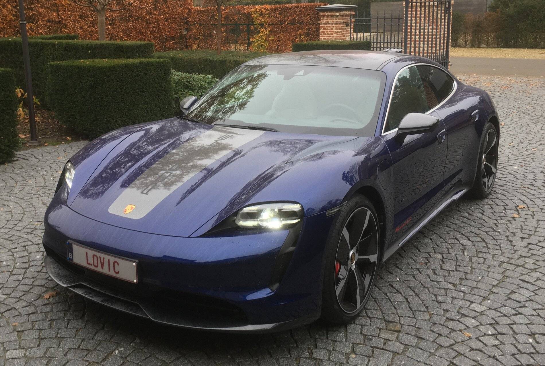 Porsche Taycan Gentian blue with carbon look IMG_9780 (002)