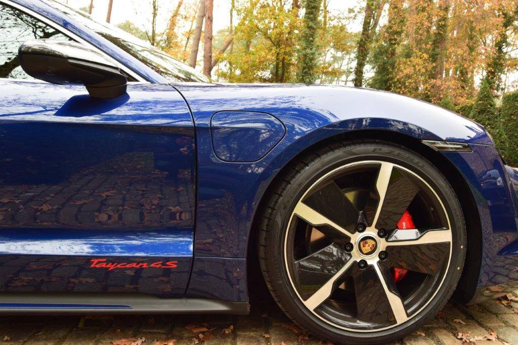 Porsche Taycan Gentian blue with carbon look DSC_0012