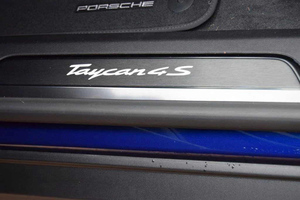 Porsche Taycan Gentian blue with carbon look DSC_0019
