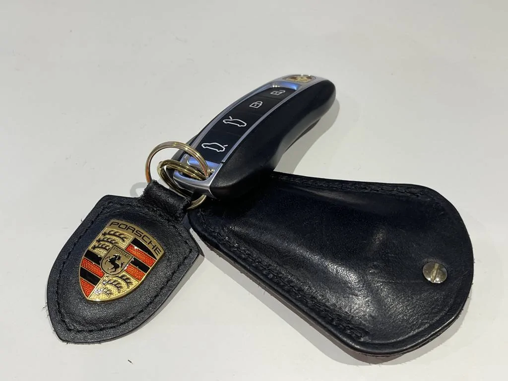 Porsche Taycan Porsche Tracker Fob 6A7D0B8C-07E7-4463-845A-C6975A437D98_1_105_c