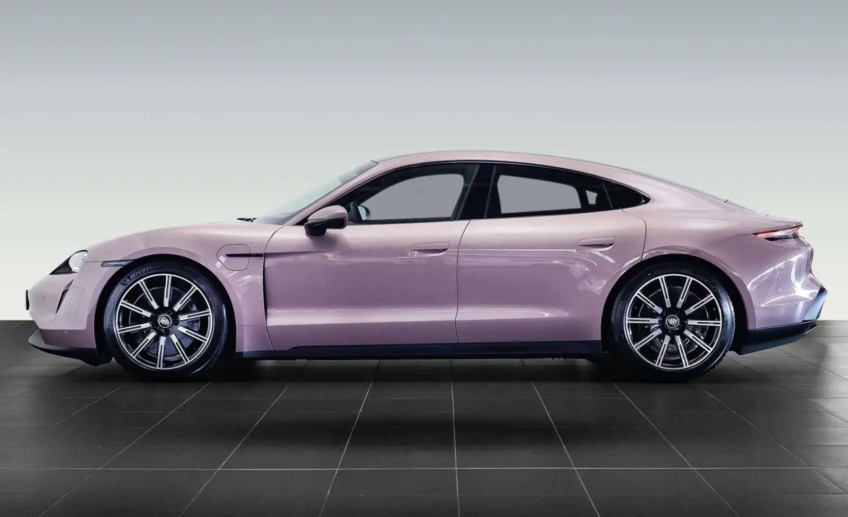 Porsche Taycan FROZEN BERRY METALLIC Taycan Club Screenshot 2020-12-02 at 21.09.12
