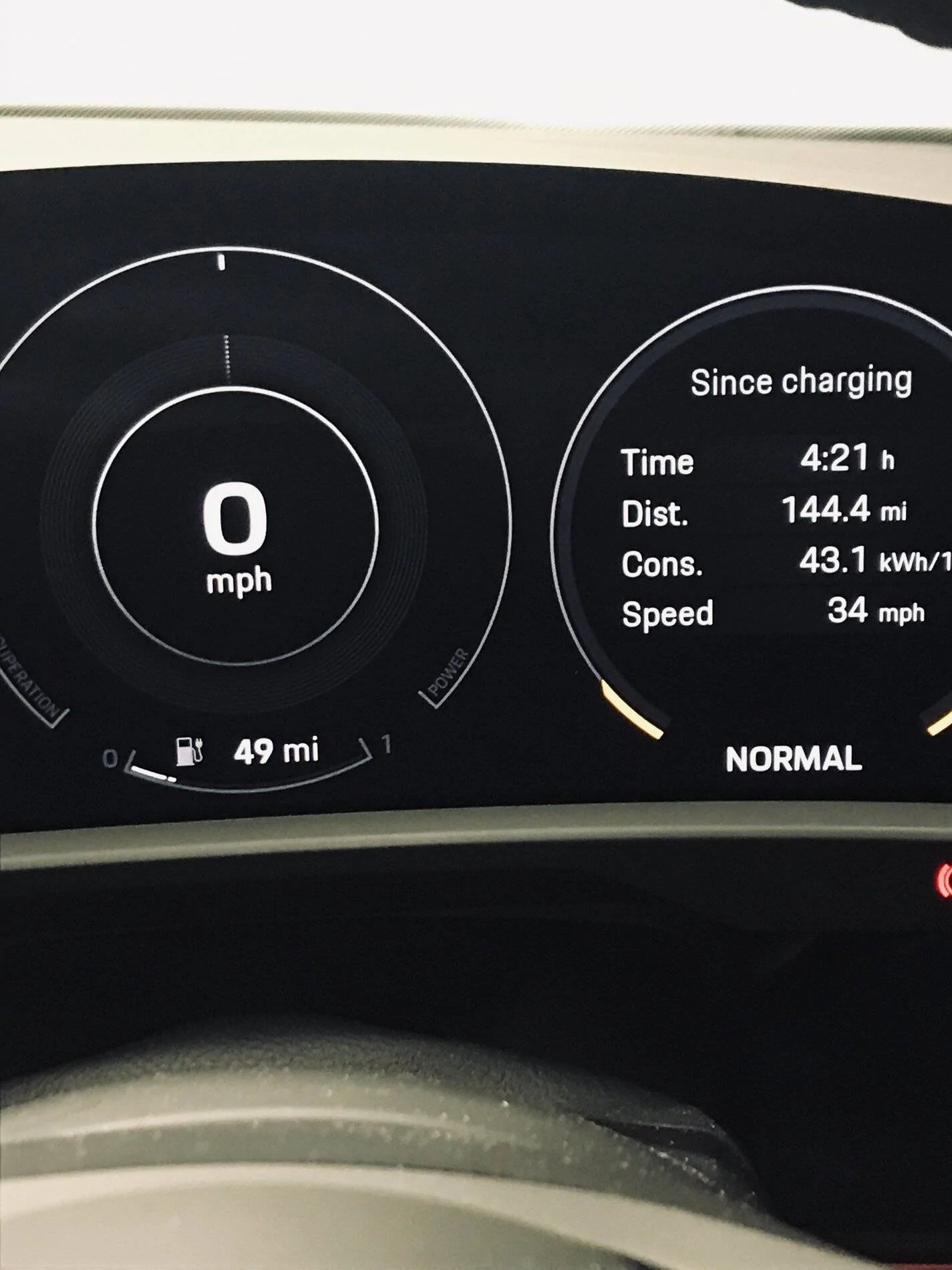 Porsche Taycan 100% charge showing 175 mile range B14879E8-228F-404A-B106-977DF6940A78