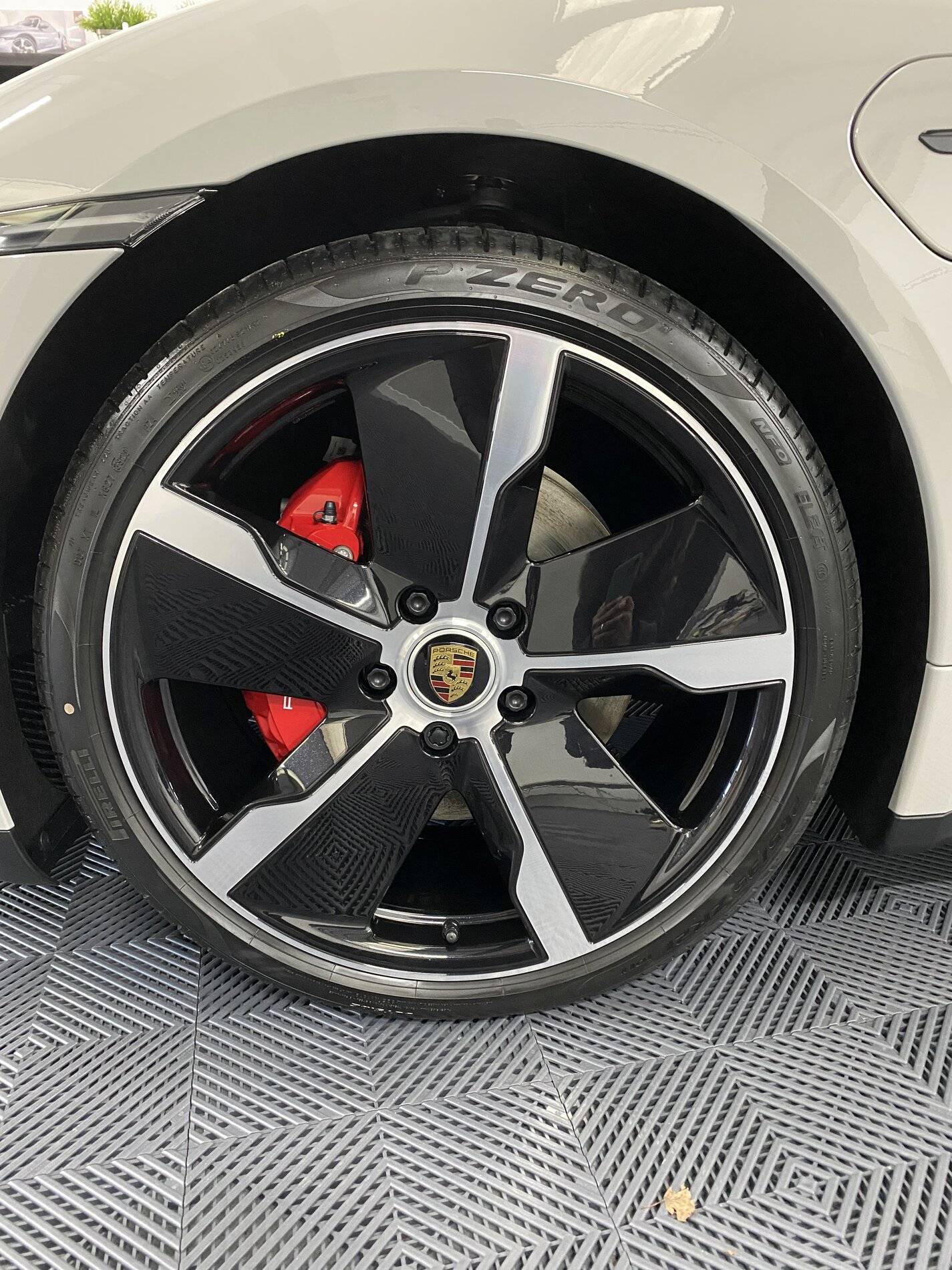 Porsche Taycan CHALK Taycan Club 5BD200B0-F5BC-4B4E-B449-8F74943D5BD0