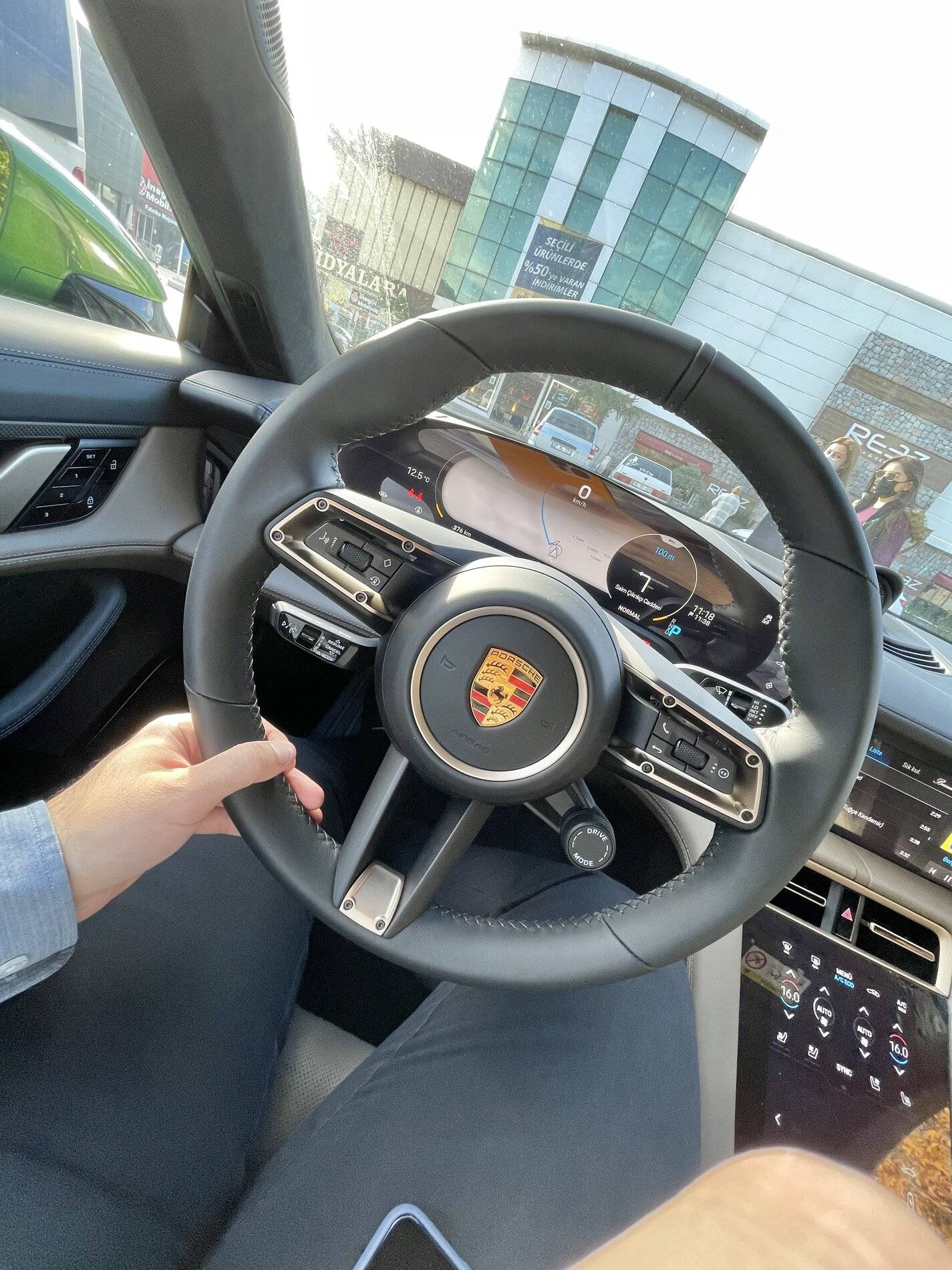 Porsche Taycan MAMBA GREEN Taycan Club 62F364A6-CE84-43DA-AB42-0668C028AE0B