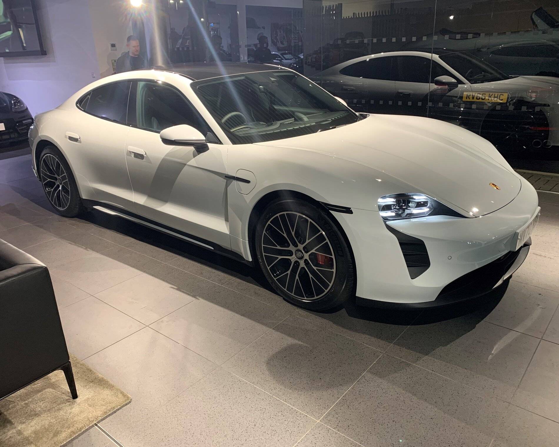 Porsche Taycan CARRARA WHITE Taycan Club Front (2)
