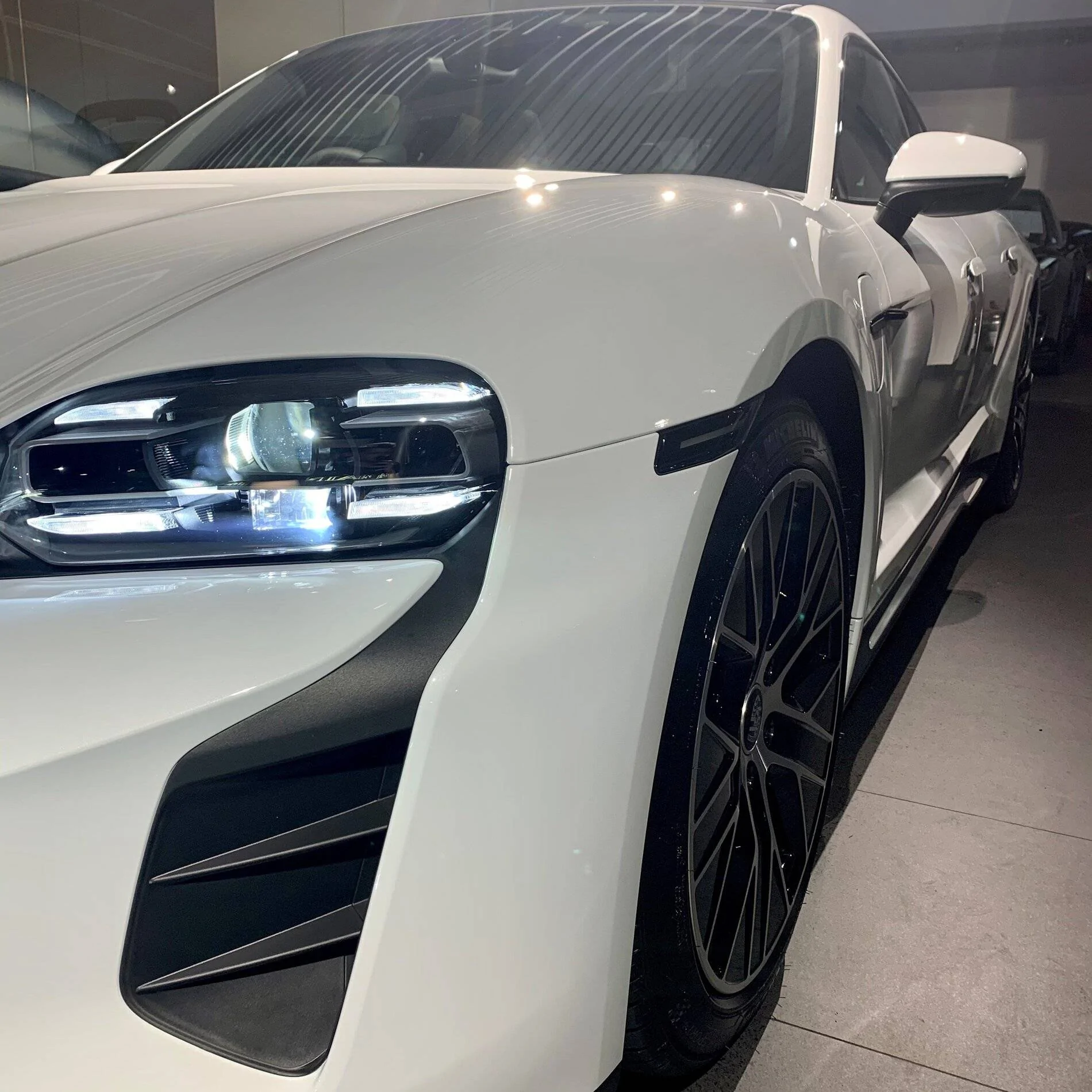 Porsche Taycan CARRARA WHITE Taycan Club Close-up (2)