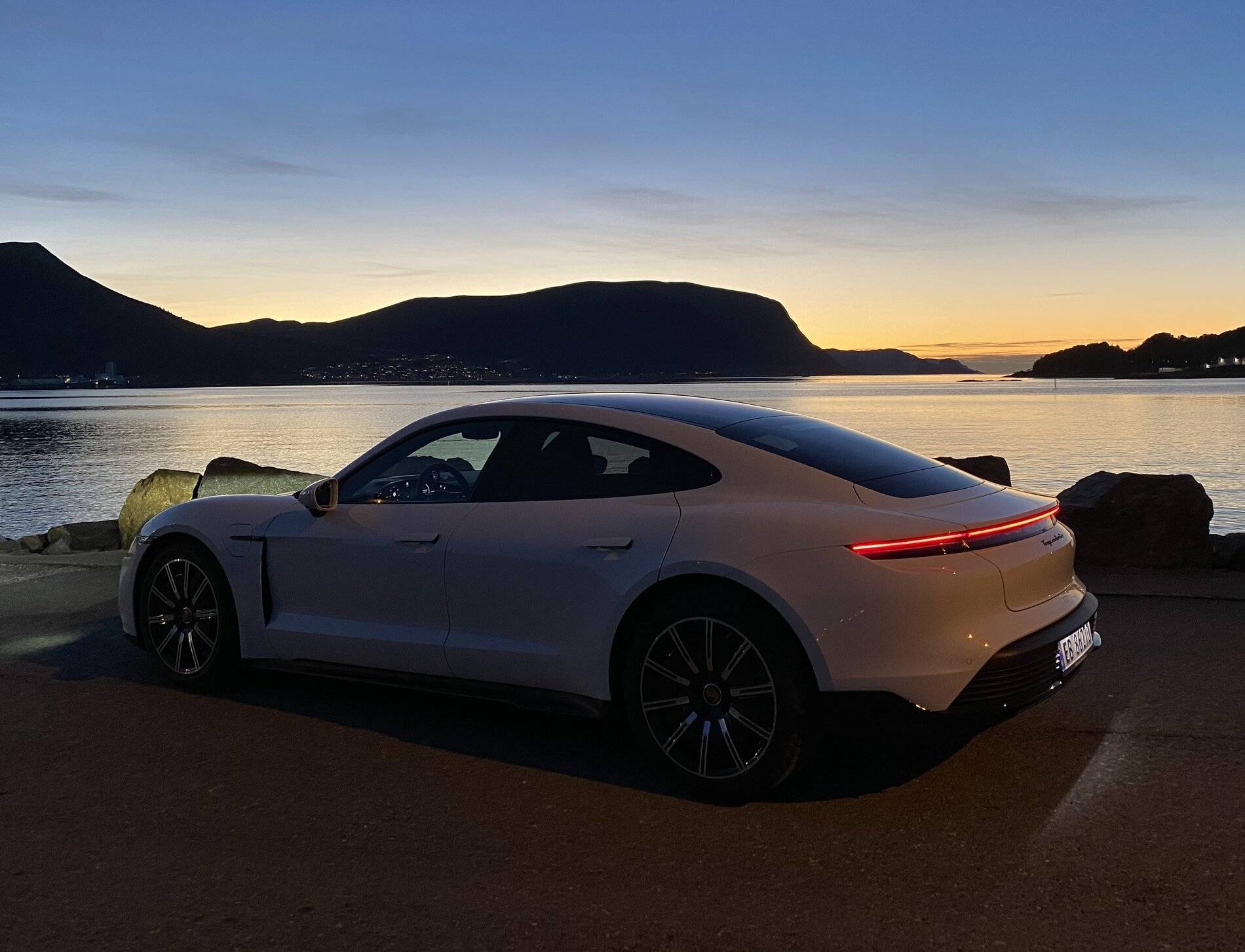 Porsche Taycan CARRARA WHITE Taycan Club FC33A2CF-20DE-4A82-870C-9C1A96F77461