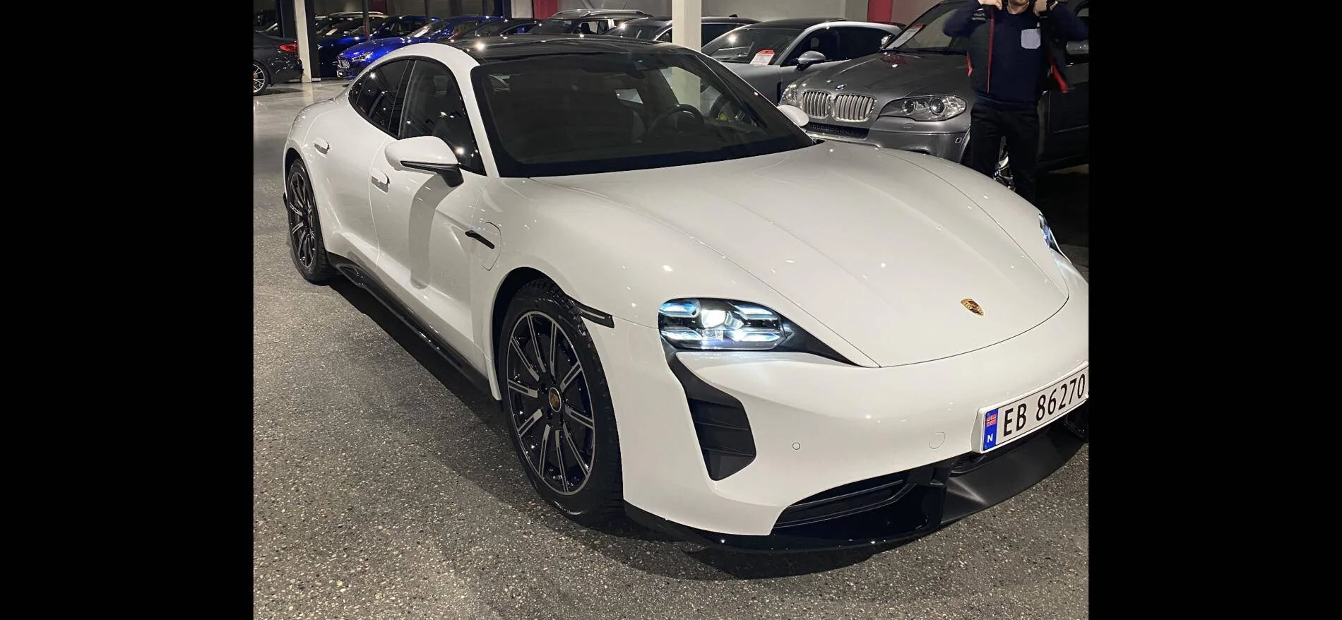 Porsche Taycan CARRARA WHITE Taycan Club 023227CD-0BCF-46CB-BA0D-FFAF7E2E4CA7