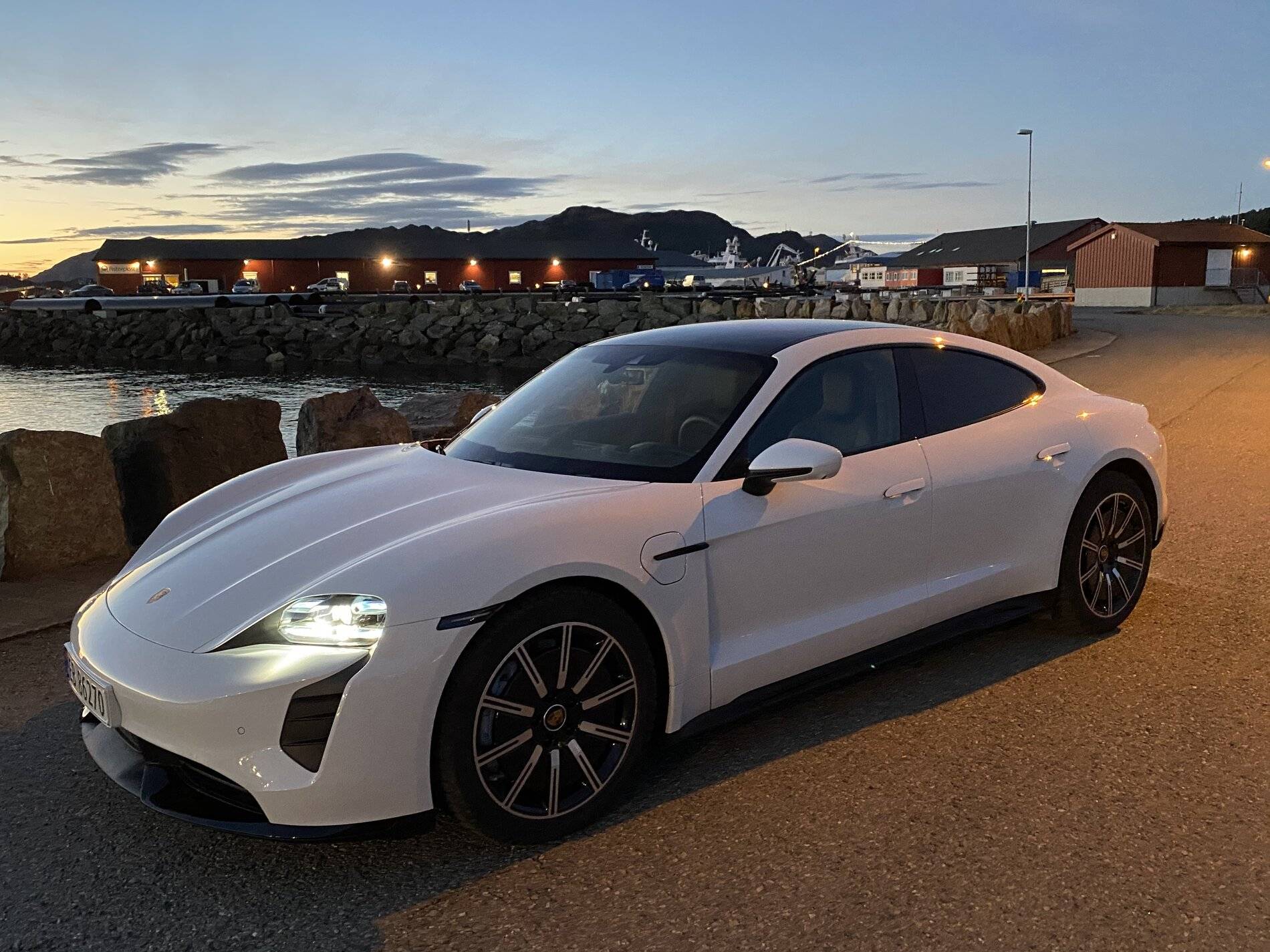 Porsche Taycan CARRARA WHITE Taycan Club A9093A09-5C53-42DB-8347-10C6C8F87164