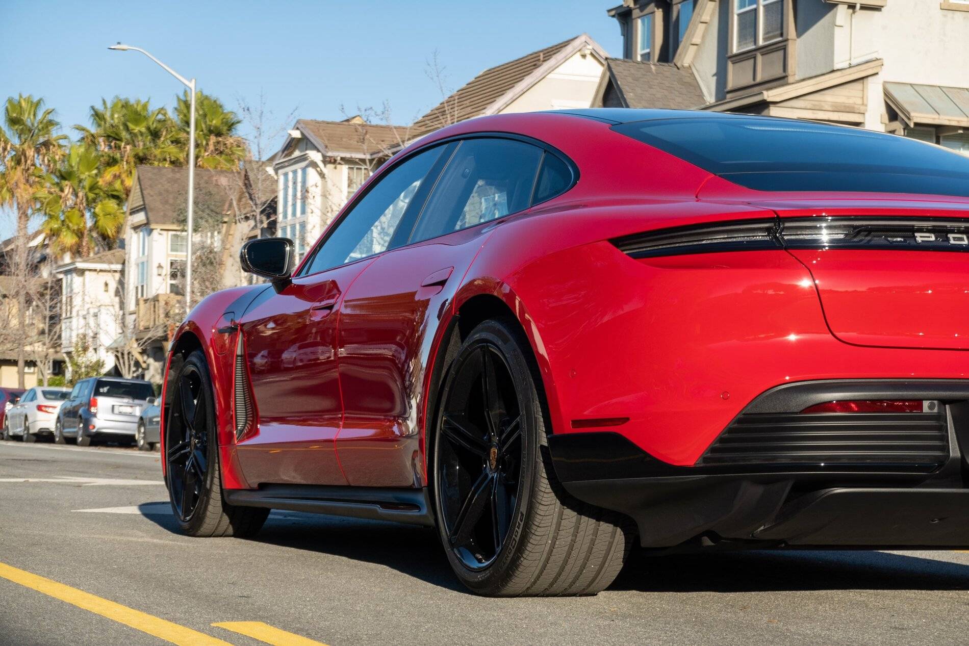 Porsche Taycan CARMINE RED Taycan Club DSC02600-min