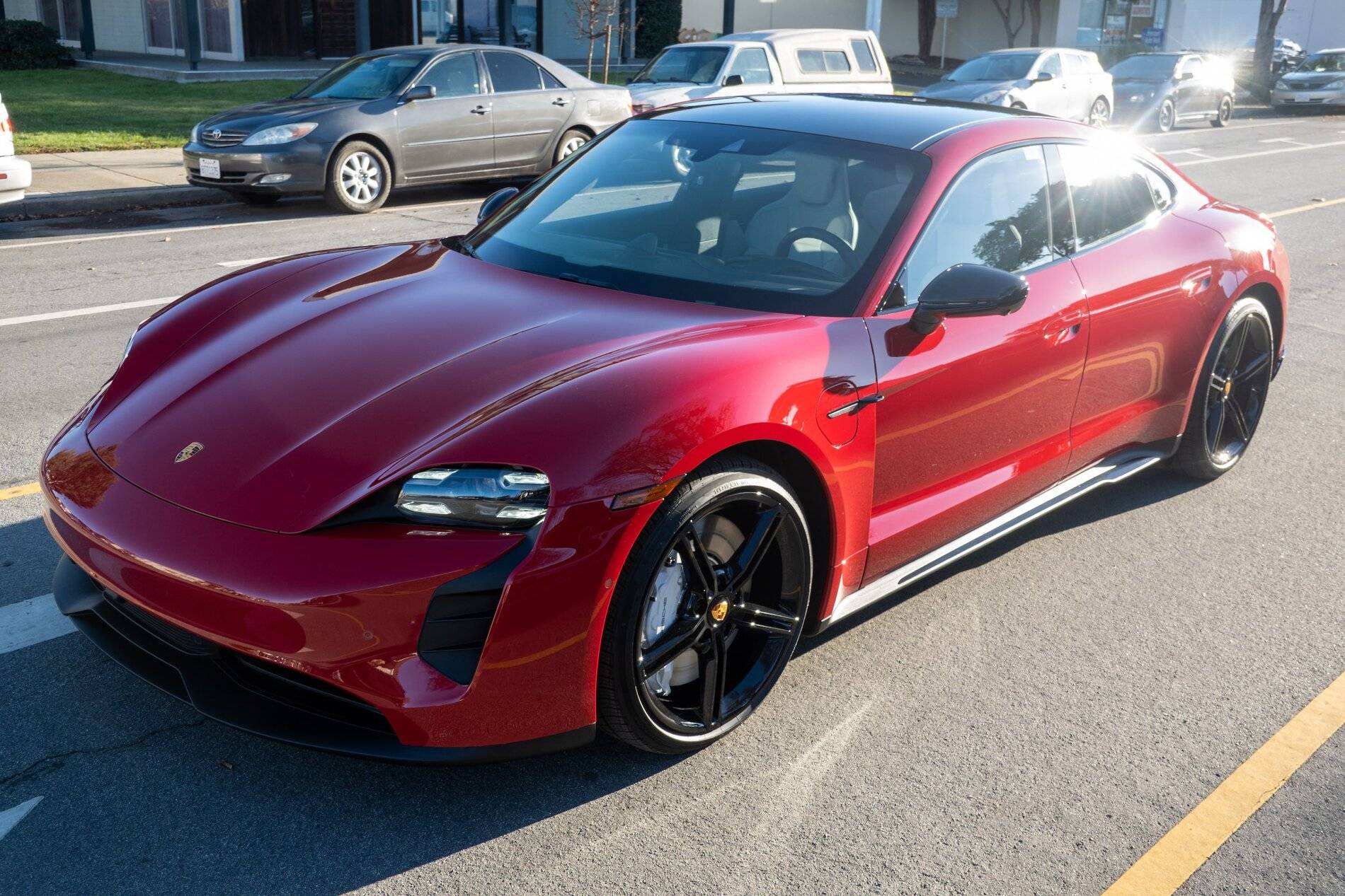 Porsche Taycan CARMINE RED Taycan Club DSC02609-min