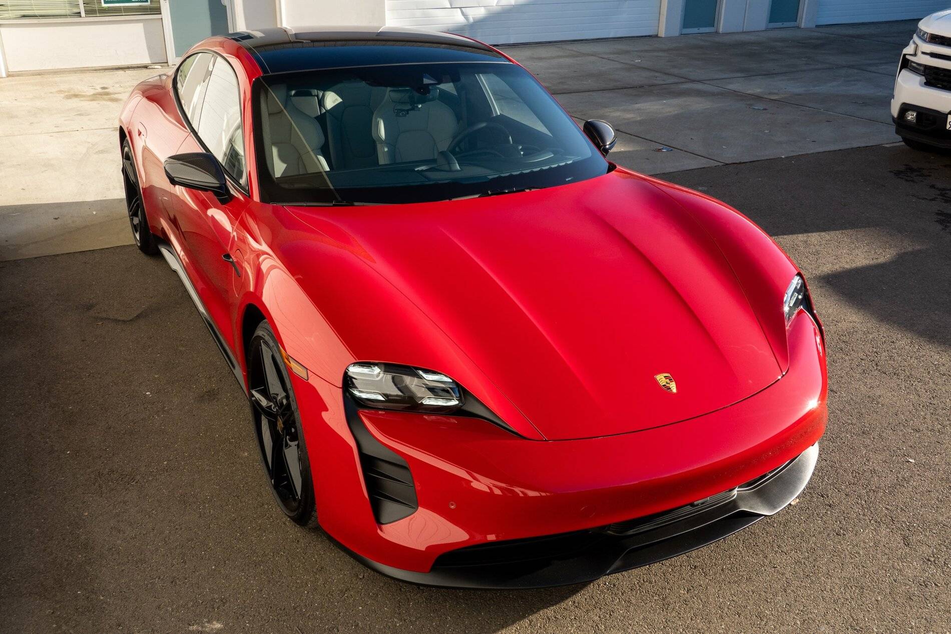 Porsche Taycan CARMINE RED Taycan Club DSC02617-min