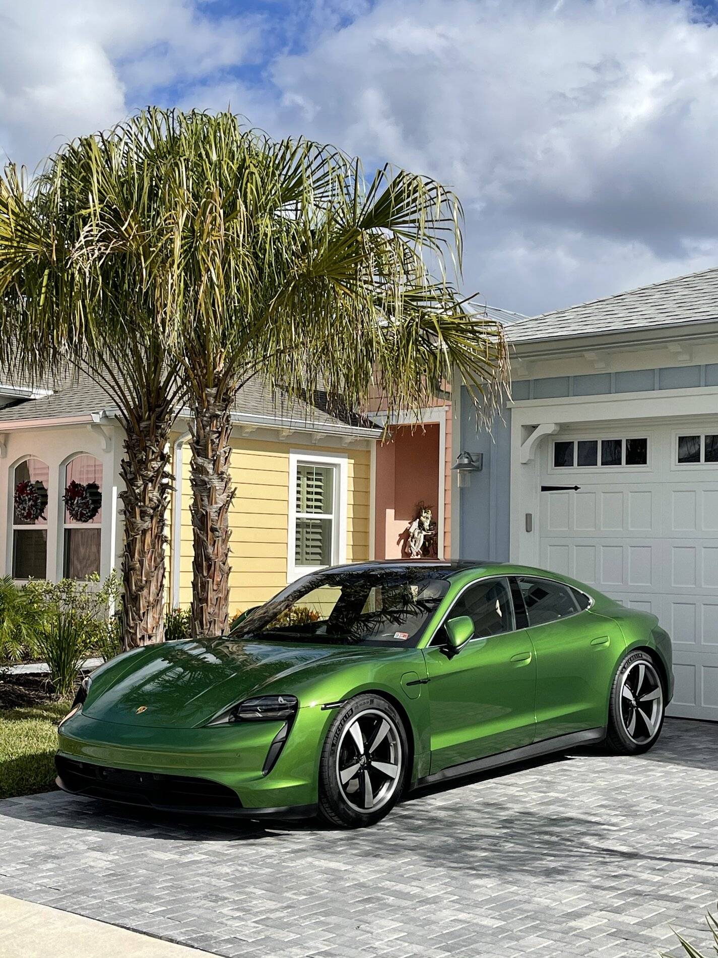 Porsche Taycan MAMBA GREEN Taycan Club 858AA0B0-A497-4C63-9916-D584D799CB28