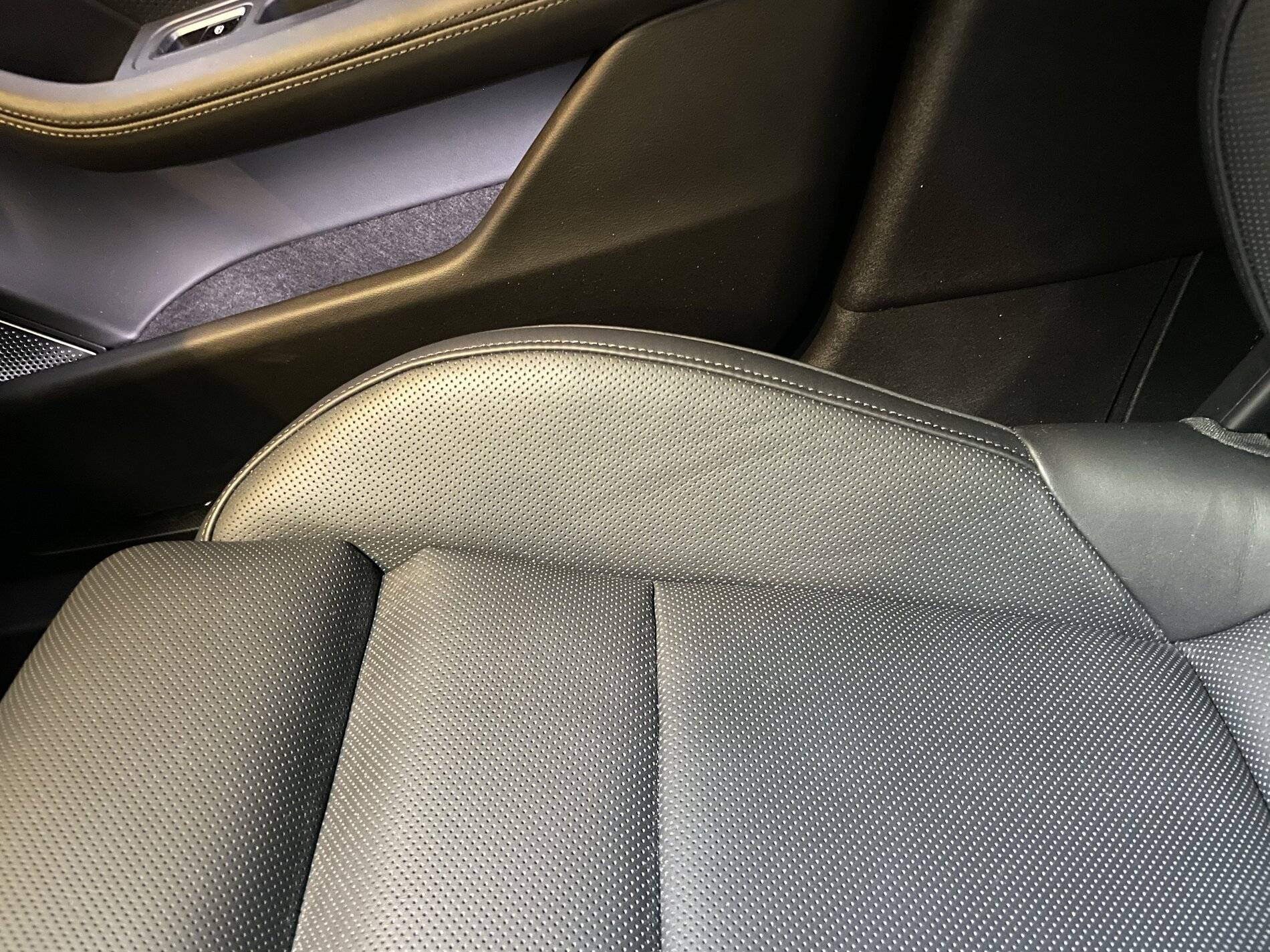 Porsche Taycan brand new Taycan Turbo - creases on seat bolster ok? IMG_0266